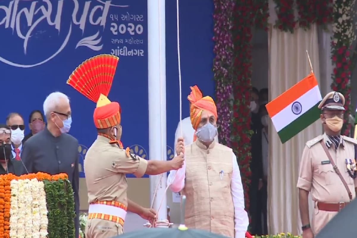 કોરોનાના કપરાકાળમાં સીએમ રૂપાણીએ કોરોના વૉરિયર્સની કામગીરીને બિરદાવી હતી. તેમણે જણાવ્યું હતું કે રાજ્યવાસીઓએ કોરોનાને દેશવટો અને રાજ્યવટો આપવા માટે આઝાદી જેવી ચળવળ ચલાવવી પડશે. કોરોનાના કપરાકાળમાં સીએમ રૂપાણીએ કોરોના વૉરિયર્સની કામગીરીને બિરદાવી હતી. તેમણે જણાવ્યું હતું કે રાજ્યવાસીઓએ કોરોનાને દેશવટો અને રાજ્યવટો આપવા માટે આઝાદી જેવી ચળવળ ચલાવવી પડશે.