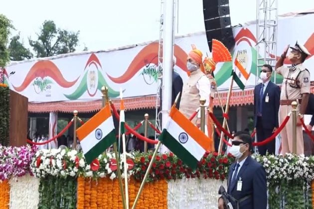 ગાંધીનગરમાં સોશિયલ ડિસ્ટન્સ સાથે 74માં સ્વાતંત્ર્યદિનની ઉજવણી થઈ. જેમાં મુખ્યમંત્રી ઉપરાંત રાજ્યના અન્ય તમામ મહત્ત્વપૂર્ણ મહાનુભાવોએ ઝંડાને સલામી આપી હતી. ગાંધીનગરમાં સોશિયલ ડિસ્ટન્સ સાથે 74માં સ્વાતંત્ર્યદિનની ઉજવણી થઈ. જેમાં મુખ્યમંત્રી ઉપરાંત રાજ્યના અન્ય તમામ મહત્ત્વપૂર્ણ મહાનુભાવોએ ઝંડાને સલામી આપી હતી.
