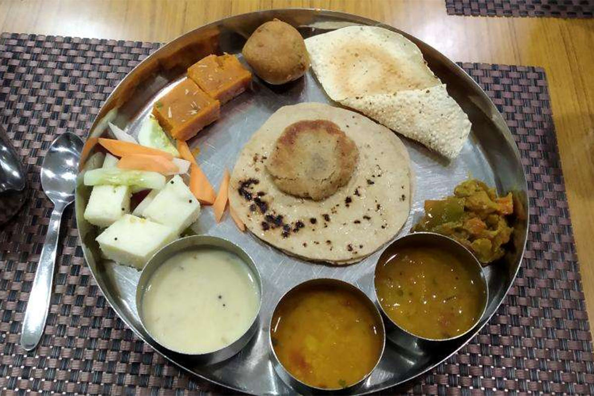 શું અસર થશે? : ગૃહ વિભાગના જાહેરનામા બાદ હવે હૉટલ-રેસ્ટોરન્ટ મોડી રાત સુધી ખુલ્લાં રહેશે. જેનાથી પાટા પરથી ઉતરી ગયેલો ખાણી-પીણીનો બિઝનેસ ફરીથી પાટા પર ચડશે. કારણ કે પહેલા 10 વાગ્યા સુધીની જ મર્યાદા હોવાને કારણે હોટલ-રેસ્ટોરન્ટને એટલો બિઝનેસ મળતો ન હતો. 10 વાગ્યા પછી પાર્સલ અને ટેકઅવે સેવા ચાલુ રહેવાથી રાત્રે કામ કરતા લોકોને રાહત મળશે. (પ્રતિકાત્મક તસવીર) શું અસર થશે? : ગૃહ વિભાગના જાહેરનામા બાદ હવે હૉટલ-રેસ્ટોરન્ટ મોડી રાત સુધી ખુલ્લાં રહેશે. જેનાથી પાટા પરથી ઉતરી ગયેલો ખાણી-પીણીનો બિઝનેસ ફરીથી પાટા પર ચડશે. કારણ કે પહેલા 10 વાગ્યા સુધીની જ મર્યાદા હોવાને કારણે હોટલ-રેસ્ટોરન્ટને એટલો બિઝનેસ મળતો ન હતો. 10 વાગ્યા પછી પાર્સલ અને ટેકઅવે સેવા ચાલુ રહેવાથી રાત્રે કામ કરતા લોકોને રાહત મળશે. (પ્રતિકાત્મક તસવીર)