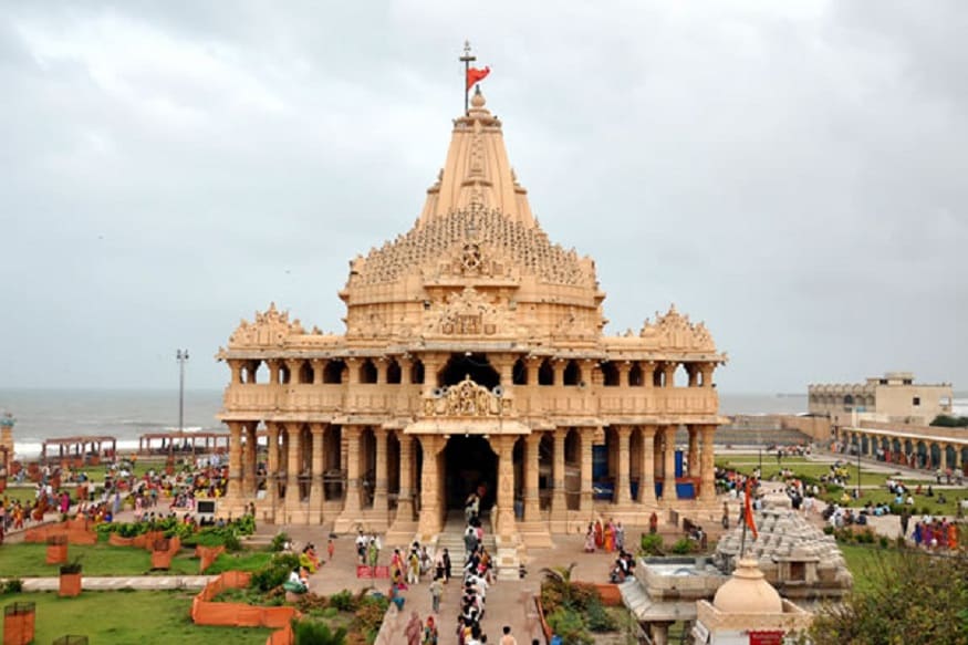 જે રીતે સરદાર પટેલનો સંકલ્પ દેશની જનતાના મનમાં રહેલી શ્રદ્ધા અને વિશ્વાસને પૂર્ણ કરવાનું કામ સોમનાથ મંદિરનો જિર્ણોદ્ધાર કરી પૂર્ણ કર્યું હતું. સરદાર પટેલ 1947માં સોમનાથ મંદિર ગયા અને ત્યાંની પરિસ્થિતિની સમીક્ષા કરી અને તેમની સ્થિરતા માટે તેમણે સંકલ્પ કર્યો કે સોમનાથ મંદિરનું નિર્માણ કરવામાં આવે. ક.મા.મુનશી દ્વારા રાષ્ટ્રપતિ રાજેન્દ્ર પ્રસાદને આમંત્રણ આપવામાં આવ્યું કે પ્રાણ પ્રતિષ્ઠા મહોત્સવમાં તમે પધારો તે વખતે પણ જવાહરલાલ નેહરુએ પત્ર લખી ના પાડી કે મંદિરના આવા ધાર્મિક કાર્યક્રમમાં રાષ્ટ્રપતિએ ના જવું જોઇએ. એટલે કે દર વખતે ગુજરાતના નેતૃત્વનો દેશની એકતા અને અખંડિતતામાં રોલ છે. તે આ દેશની એકતા અને અખંડિતતા અને સ્વતંત્રતા પ્રસ્થાપિત કરવાનો રહ્યો છે. (પ્રતિકાત્મક તસવીર) જે રીતે સરદાર પટેલનો સંકલ્પ દેશની જનતાના મનમાં રહેલી શ્રદ્ધા અને વિશ્વાસને પૂર્ણ કરવાનું કામ સોમનાથ મંદિરનો જિર્ણોદ્ધાર કરી પૂર્ણ કર્યું હતું. સરદાર પટેલ 1947માં સોમનાથ મંદિર ગયા અને ત્યાંની પરિસ્થિતિની સમીક્ષા કરી અને તેમની સ્થિરતા માટે તેમણે સંકલ્પ કર્યો કે સોમનાથ મંદિરનું નિર્માણ કરવામાં આવે. ક.મા.મુનશી દ્વારા રાષ્ટ્રપતિ રાજેન્દ્ર પ્રસાદને આમંત્રણ આપવામાં આવ્યું કે પ્રાણ પ્રતિષ્ઠા મહોત્સવમાં તમે પધારો તે વખતે પણ જવાહરલાલ નેહરુએ પત્ર લખી ના પાડી કે મંદિરના આવા ધાર્મિક કાર્યક્રમમાં રાષ્ટ્રપતિએ ના જવું જોઇએ. એટલે કે દર વખતે ગુજરાતના નેતૃત્વનો દેશની એકતા અને અખંડિતતામાં રોલ છે. તે આ દેશની એકતા અને અખંડિતતા અને સ્વતંત્રતા પ્રસ્થાપિત કરવાનો રહ્યો છે. (પ્રતિકાત્મક તસવીર)