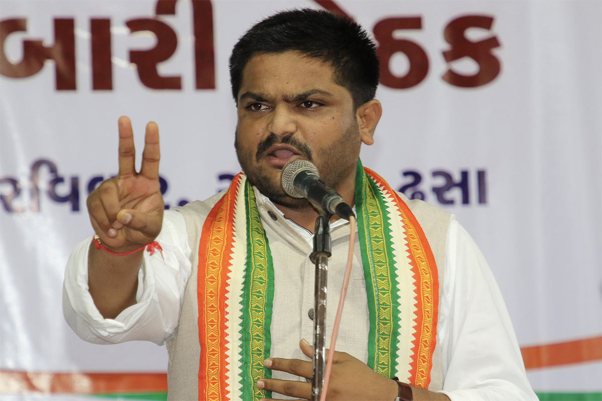 અમદાવાદ : રાજ્યમાં કોરોના વાયરસે કહેર મચાવ્યો છે. કોરોનાની આ લહેરમાં એક પછી એક નેતાઓ અને મંત્રી સંત્રી નેતા અભિનેતા તમામ વર્ગ સપડાઈ રહ્યો છે. સામાન્ય માણસની સાથે મોટેરા માણસો પણ કોરોનાના કહેરથી બચી શક્યા નથી તેવામાં કૉંગ્રેસના યુવાન નેતા અને રાજ્યના વર્કિંગ પ્રદેશ પ્રમુખ હાર્દિક પટેલને કોરોનાનો ચેપ લાગ્યો છે. હાર્દિક પટેલે ખુદે આ માહિતી આપી છે. હાર્દિક પટેલની ફાઇલ તસવીર અમદાવાદ : રાજ્યમાં કોરોના વાયરસે કહેર મચાવ્યો છે. કોરોનાની આ લહેરમાં એક પછી એક નેતાઓ અને મંત્રી સંત્રી નેતા અભિનેતા તમામ વર્ગ સપડાઈ રહ્યો છે. સામાન્ય માણસની સાથે મોટેરા માણસો પણ કોરોનાના કહેરથી બચી શક્યા નથી તેવામાં કૉંગ્રેસના યુવાન નેતા અને રાજ્યના વર્કિંગ પ્રદેશ પ્રમુખ હાર્દિક પટેલને કોરોનાનો ચેપ લાગ્યો છે. હાર્દિક પટેલે ખુદે આ માહિતી આપી છે. હાર્દિક પટેલની ફાઇલ તસવીર