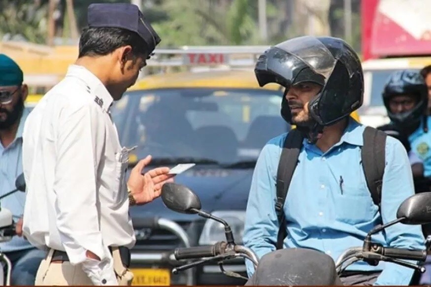 નવી દિલ્હીઃ હવે હાઈવે કે કોઈ સડક કિનારે હેલ્મેટ (Helmet) ખરીદવું ભારે પડી શકે છે. કેન્દ્ર સરકાર એક એવી યોજના ઉપર કામ કરી રહી છે જેનાથી ટુવ્હીલર લોકલ ક્વોલિટીના હેલ્મેટ (Helmets of local quality) ઉપર ચલણ કપાશે. આ નિયમ લાગુ થયા બાદ જો કોઈ ટુવ્હીલર ચાલક લોકલ હેલ્મેટ પહેરીને બહાર નીકળ્યો તો તેને દંડ (Fine) ભરવો પડશે. કેન્દ્રીય પરિવહન મંત્રાલય (Ministry of Road Transport and Highways)એ એક નોટિફિકેશન રજૂ કરીને જણાવ્યું છે કે ટુવ્હીલર ચાલકો માટે બ્યૂરો ઓફ ઈન્ડિયન સ્ટાન્ડર્ડ (BIS) માપદંડ પાળા હેલ્મેટ પહેરવું અનિવાર્ય રહેશે. નવી દિલ્હીઃ હવે હાઈવે કે કોઈ સડક કિનારે હેલ્મેટ (Helmet) ખરીદવું ભારે પડી શકે છે. કેન્દ્ર સરકાર એક એવી યોજના ઉપર કામ કરી રહી છે જેનાથી ટુવ્હીલર લોકલ ક્વોલિટીના હેલ્મેટ (Helmets of local quality) ઉપર ચલણ કપાશે. આ નિયમ લાગુ થયા બાદ જો કોઈ ટુવ્હીલર ચાલક લોકલ હેલ્મેટ પહેરીને બહાર નીકળ્યો તો તેને દંડ (Fine) ભરવો પડશે. કેન્દ્રીય પરિવહન મંત્રાલય (Ministry of Road Transport and Highways)એ એક નોટિફિકેશન રજૂ કરીને જણાવ્યું છે કે ટુવ્હીલર ચાલકો માટે બ્યૂરો ઓફ ઈન્ડિયન સ્ટાન્ડર્ડ (BIS) માપદંડ પાળા હેલ્મેટ પહેરવું અનિવાર્ય રહેશે.