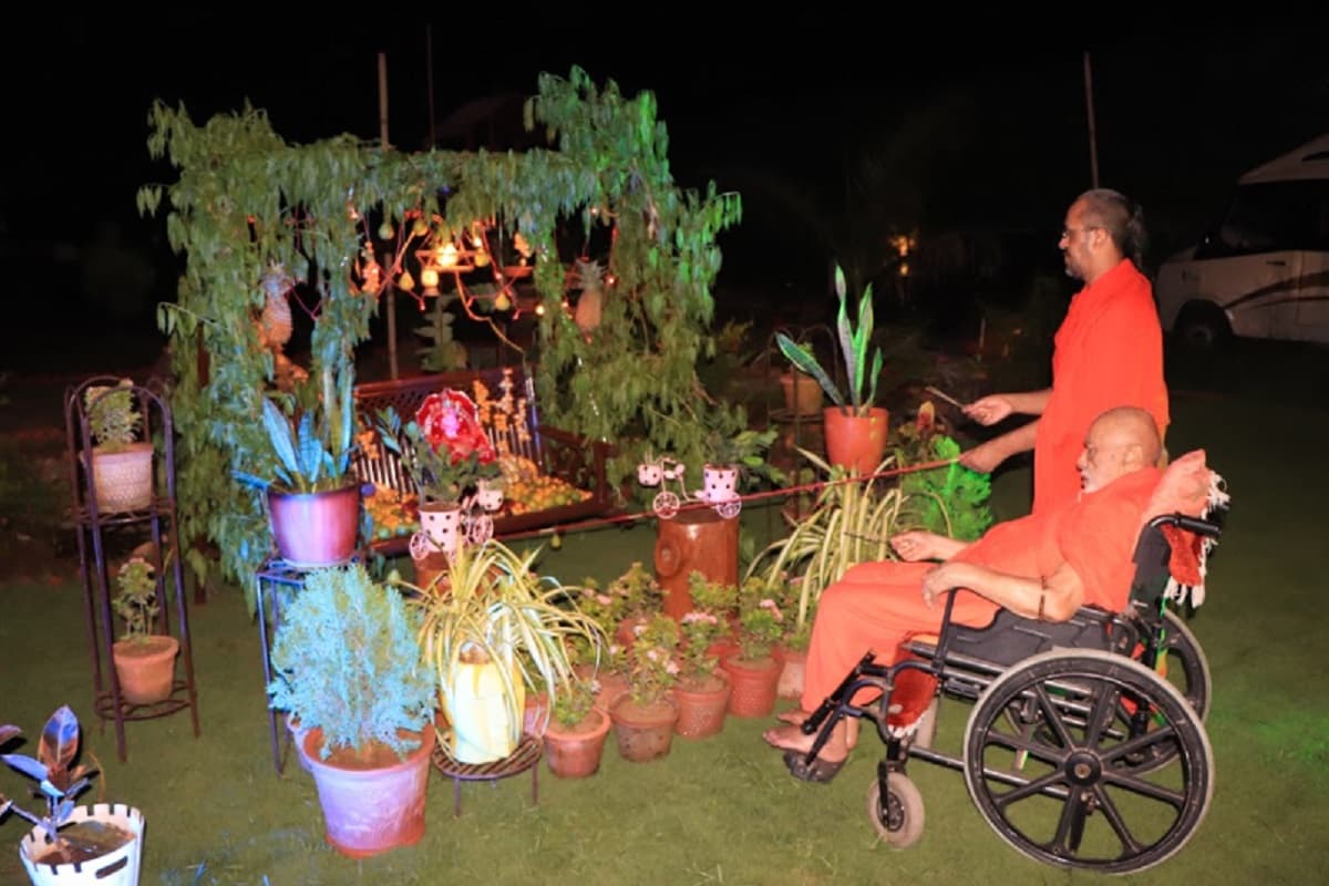 હાલ કોરોનાવાયરસ ચાલી રહ્યો હોવાથી મંદિરમાં ભક્તોને દર્શન માટે આવી શકતા ન હતા, જેથી શ્રી સ્વામિનારાયણ મંદિર કુમકુમ youtube ચેનલ ઉપર લાઈવ પ્રસારણ કરવામાં આવતું હતું. જેના કારણે દેશ વિદેશના ભક્તો પણ હિંડોળા દર્શનનો લાભ લઈ શકતા હતા. હાલ કોરોનાવાયરસ ચાલી રહ્યો હોવાથી મંદિરમાં ભક્તોને દર્શન માટે આવી શકતા ન હતા, જેથી શ્રી સ્વામિનારાયણ મંદિર કુમકુમ youtube ચેનલ ઉપર લાઈવ પ્રસારણ કરવામાં આવતું હતું. જેના કારણે દેશ વિદેશના ભક્તો પણ હિંડોળા દર્શનનો લાભ લઈ શકતા હતા.