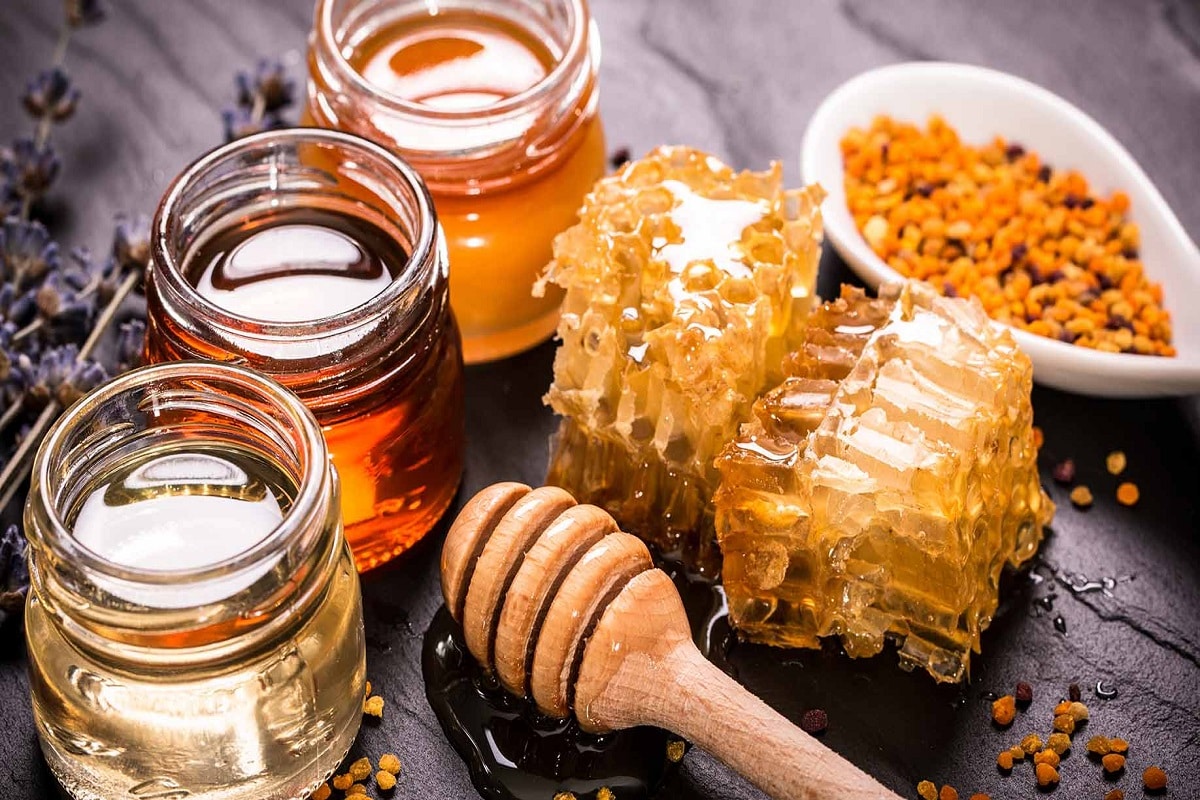 લાઇફસ્ટાઇલ ડેસ્ક: મધનો (honey) મીઠો સ્વાદ તો તમે ચાખ્યો જ હશે. પરંતુ શું તમે તેના ચમત્કારી ફાયદાઓ અંગે જાણો છો? મધમાં સરસ સ્વાદ સાથે ઔષધીય ગુણો પણ હોય છે. મધનો ઉપયોગ આપણને સ્વાસ્થ્ય (Health) અને સુંદરતા (beauty) વધારવામાં મદદ કરીએ છીએ. મધ કુદરતી (natural) રીતે આપણને સારી ઉર્જા તો આપે જ છે પરંતુ તેની સાથે સ્વાદ પણ આપે છે. તો આજે આપણે મધનાં નાના નાન ઉપાયોથી થતા લાભો અંગે જાણીએ. લાઇફસ્ટાઇલ ડેસ્ક: મધનો (honey) મીઠો સ્વાદ તો તમે ચાખ્યો જ હશે. પરંતુ શું તમે તેના ચમત્કારી ફાયદાઓ અંગે જાણો છો? મધમાં સરસ સ્વાદ સાથે ઔષધીય ગુણો પણ હોય છે. મધનો ઉપયોગ આપણને સ્વાસ્થ્ય (Health) અને સુંદરતા (beauty) વધારવામાં મદદ કરીએ છીએ. મધ કુદરતી (natural) રીતે આપણને સારી ઉર્જા તો આપે જ છે પરંતુ તેની સાથે સ્વાદ પણ આપે છે. તો આજે આપણે મધનાં નાના નાન ઉપાયોથી થતા લાભો અંગે જાણીએ.
