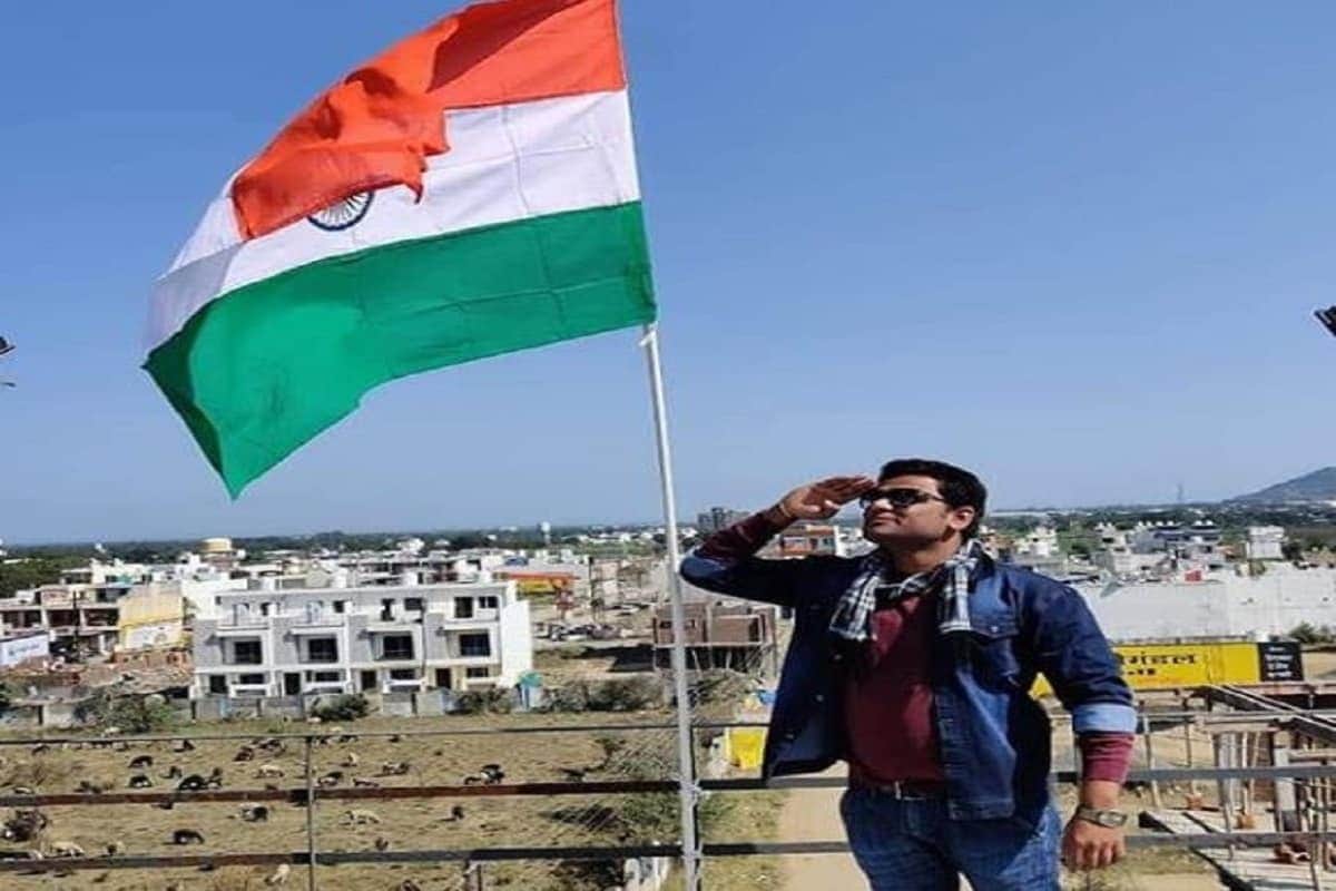 આજે ભારત દેશ તેનો 74મો સ્વતંત્રતા દિવસ (Independence Day 2020) ઉજવી રહી છે. આઝાદીના જશ્ન કોરોના વાયરસના કારણે ભલે થોડો અલગ હોય પણ સોશિયલ મીડિયા (Social Media)સ્વતંત્રતા દિવસનો ઉત્સાહ જોવા મળી રહ્યો છે. ત્રિરંગાનો(Tricolor Flag) રંગ સોશિયલ મીડિયામાં છવાયો છે. લોકો આઝાદીના ગીતો ગાઇ રહ્યા છે. અને આ દિવસની અનોખી રીતે ઉજવણી કરી રહ્યા છે. જુઓ તસવીરો. કોરોના વાયરસના કારણે કેટલાક લોકોએ પોતાના ઘરની છતમાં રહીને જ ત્રિરંગાને ફરકાવ્યો હતો. અને આઝાદીના આ ઉત્સવને માણ્યો હતો. Image Instagram pandeyji1695 આજે ભારત દેશ તેનો 74મો સ્વતંત્રતા દિવસ (Independence Day 2020) ઉજવી રહી છે. આઝાદીના જશ્ન કોરોના વાયરસના કારણે ભલે થોડો અલગ હોય પણ સોશિયલ મીડિયા (Social Media)સ્વતંત્રતા દિવસનો ઉત્સાહ જોવા મળી રહ્યો છે. ત્રિરંગાનો(Tricolor Flag) રંગ સોશિયલ મીડિયામાં છવાયો છે. લોકો આઝાદીના ગીતો ગાઇ રહ્યા છે. અને આ દિવસની અનોખી રીતે ઉજવણી કરી રહ્યા છે. જુઓ તસવીરો. કોરોના વાયરસના કારણે કેટલાક લોકોએ પોતાના ઘરની છતમાં રહીને જ ત્રિરંગાને ફરકાવ્યો હતો. અને આઝાદીના આ ઉત્સવને માણ્યો હતો. Image Instagram pandeyji1695