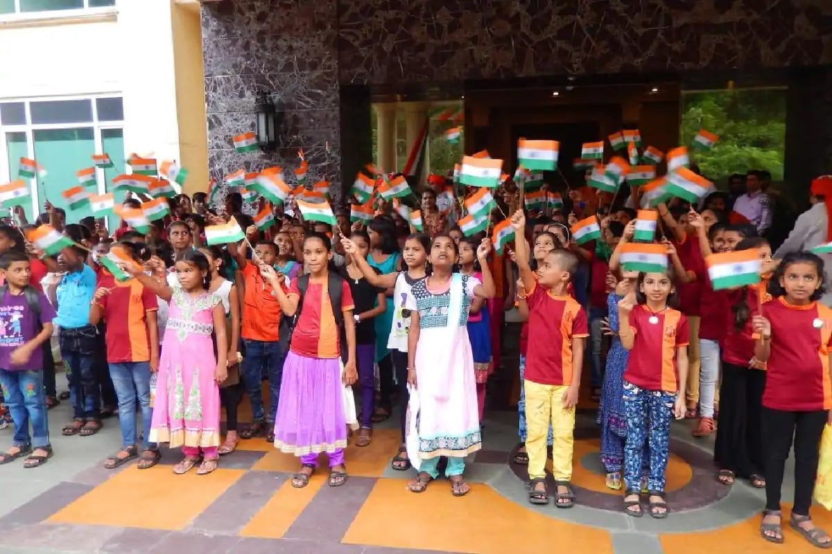 નાના બાળકો માટે આઝાદીના પર્વની એક અલગ જ ખુશી હોય છે. હાલ ભલે તમામ સ્કૂલો ઓનલાઇન થઇ રહી હોય. પણ કોરોનાનો ઉત્સાહ બાળકોમાં હજી પણ તેવો જ જોવા મળી રહ્યો છે. અનેક લોકો જૂની તસવીરો શેર કરીને પણ આ દિવસની યાદોને તાજા કરી હતી. Image tweeted by@Nomura નાના બાળકો માટે આઝાદીના પર્વની એક અલગ જ ખુશી હોય છે. હાલ ભલે તમામ સ્કૂલો ઓનલાઇન થઇ રહી હોય. પણ કોરોનાનો ઉત્સાહ બાળકોમાં હજી પણ તેવો જ જોવા મળી રહ્યો છે. અનેક લોકો જૂની તસવીરો શેર કરીને પણ આ દિવસની યાદોને તાજા કરી હતી. Image tweeted by@Nomura