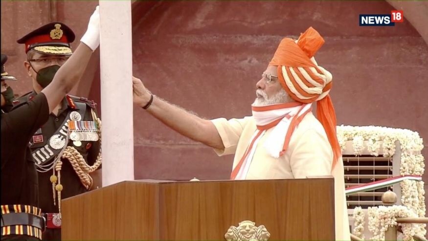 રક્ષા મંત્રાલયનાં નિવેદન પ્રમાણે, વડાપ્રધાનને સલામી આપનારા ગાર્ડ ઓફ ઓનરમાં આર્મી, નેવી અને દિલ્હી પોલીસનાં એક એક અધિકારી અને 24 જવાન સામેલ હશે. મેજર શ્વેતા પાંડે રાષ્ટ્રીય ધ્વજ ફરકાવાવમાં વડાપ્રધાન મોદીની મદદ કરશે. રક્ષા મંત્રાલયનાં નિવેદન પ્રમાણે, વડાપ્રધાનને સલામી આપનારા ગાર્ડ ઓફ ઓનરમાં આર્મી, નેવી અને દિલ્હી પોલીસનાં એક એક અધિકારી અને 24 જવાન સામેલ હશે. મેજર શ્વેતા પાંડે રાષ્ટ્રીય ધ્વજ ફરકાવાવમાં વડાપ્રધાન મોદીની મદદ કરશે.