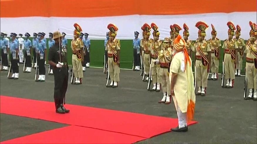 લાલ કિલ્લા પર જવાનોએ વડાપ્રધાન નરેન્દ્ર મોદીને ધ્વજવંદન કાર્યક્રમની શરૂઆત પહેલા ગાર્ડ ઓફ ઓનર આપ્યું હતું. લાલ કિલ્લા પર જવાનોએ વડાપ્રધાન નરેન્દ્ર મોદીને ધ્વજવંદન કાર્યક્રમની શરૂઆત પહેલા ગાર્ડ ઓફ ઓનર આપ્યું હતું.