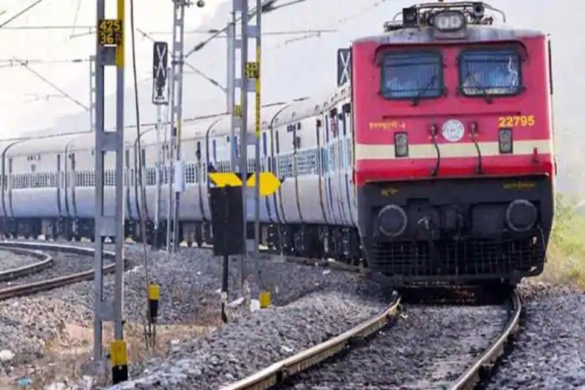 AIRFના સચિવે આપી જાણકારી - AIRFના મહાસચિવ શિવ ગોપાલ મિશ્રાએ કહ્યું કે કોવિડ-19 મહામારી દરમિયાન રેલ કર્મચારીઓએ સપ્તાહમાં સાતેય દિવસ 24 કલાક કામ કર્યું, પરંતુ સરકાર રેલ કર્મચારીઓની આ માંગને અવગણી રહી છે. તેઓએ કહ્યું કે, બેઠકમાં એવો નિર્ણય લેવાયો છે કે જો રેલકર્મીઓ માટે ઉત્પાદક્તા સાથે જોડાયેલા બોનસની ચૂકવણીનો આદેશ રેલ મંત્રાલય દ્વારા 20 ઓક્ટોબર સુધી જાહેર નથી કરવામાં આવતો તો 22 ઓક્ટોબર 2020ના રોજ સીધી કાર્યવાહી કરવામાં આવશે. (પ્રતીકાત્મક તસવીર) AIRFના સચિવે આપી જાણકારી - AIRFના મહાસચિવ શિવ ગોપાલ મિશ્રાએ કહ્યું કે કોવિડ-19 મહામારી દરમિયાન રેલ કર્મચારીઓએ સપ્તાહમાં સાતેય દિવસ 24 કલાક કામ કર્યું, પરંતુ સરકાર રેલ કર્મચારીઓની આ માંગને અવગણી રહી છે. તેઓએ કહ્યું કે, બેઠકમાં એવો નિર્ણય લેવાયો છે કે જો રેલકર્મીઓ માટે ઉત્પાદક્તા સાથે જોડાયેલા બોનસની ચૂકવણીનો આદેશ રેલ મંત્રાલય દ્વારા 20 ઓક્ટોબર સુધી જાહેર નથી કરવામાં આવતો તો 22 ઓક્ટોબર 2020ના રોજ સીધી કાર્યવાહી કરવામાં આવશે. (પ્રતીકાત્મક તસવીર)