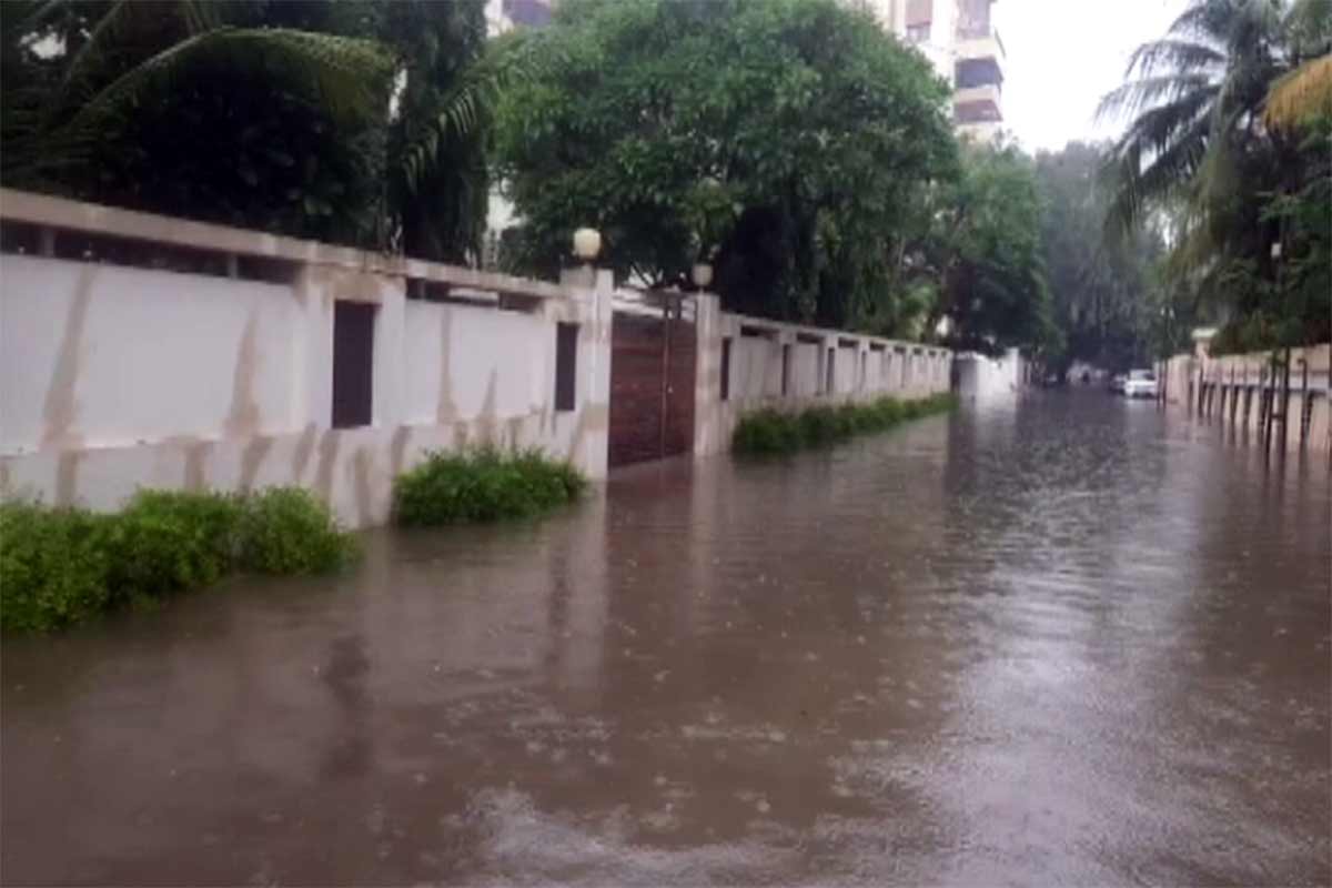  જામનગર : રવિવારે જામનગર શહેરને (Jamnagar District Rain Updates)ના વરસાદે 'ધોઇ' નાખ્યો હતો. જામનગર શહેરની વાત કરવામાં આવે તો અહીં 10 ઇંચ જેટલો વરસાદ ખાબક્યો હતો. 24 કલાકમાં 10 ઇંચ જેટલો વરસાદ પડી જતાં લોકોની હાલત કફોડી બની હતી. શહેરમાં ઠેરઠેર પાણી ભરાયા હતા. જામનગરના લીમડાલાઇન વિસ્તાર (Limdaline Area)માં લોકોના ઘરોમાં પાણી ઘૂસી ગયા હતા. જોકે, આટલો વરસાદ પડવા છતાં અહીં તંત્ર પહોંચ્યું ન હતું. પરિસ્થિતિનો તાગ મેળવવા માટે ન્યૂઝ18 ગુજરાત છાતીસમા પાણીમાં આ વિસ્તારમાં પહોંચ્યું હતું. એટલું જ નહીં સરકારી કચેરીઓમાં પણ પાણી ભરાયા છે. જામનગરના સાંસદના બંગલાની આસપાસ પણ ગોઠણસમા પાણી ભરાયા હતા. (તસવીર : સાંસદનો બંગલો)