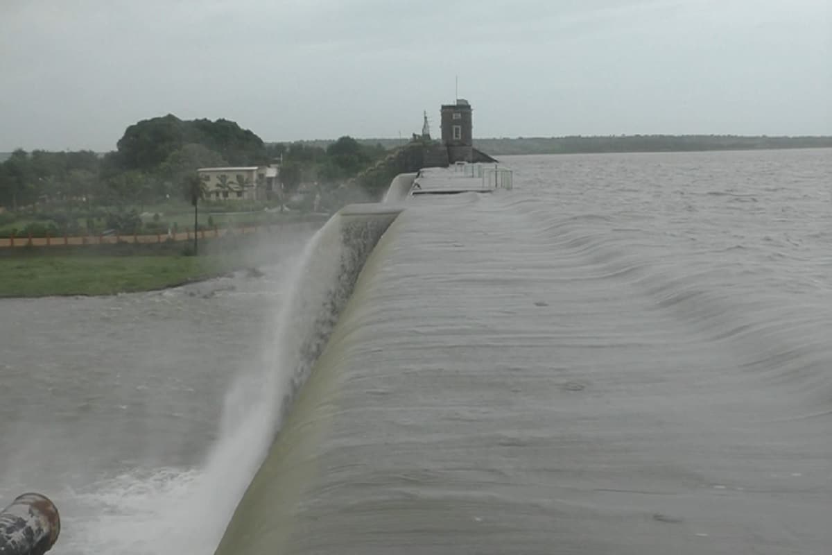 કિંજલ કારસરીયા, જામનગર : જામનગરનો (Jamnagar) રાજાશાહી વખતનો રણજીતસાગર ડેમ (Ranjeetsagar Dam) ઓવરફલો (Overflow) થતા રમણીય નજારો સર્જાયો છે. .27.5ફૂટની ઊંડાઈ ધરાવતો આ ડેમની પૂર્ણ સપાટી ભરાઇ ગઇ છે. જેના કારણે ડેમના પાણી હવે નીચાણવાળા વિસ્તારોમાં ફરી વળ્યાં છે. જ્યારે બીજી તરફ આ ઓવર ફ્લો થયેલા ડેમનાં સુંદર નજારાને માણવા અનેક સહેલાણીઓ અહીં આવી રહ્યાં છે. કિંજલ કારસરીયા, જામનગર : જામનગરનો (Jamnagar) રાજાશાહી વખતનો રણજીતસાગર ડેમ (Ranjeetsagar Dam) ઓવરફલો (Overflow) થતા રમણીય નજારો સર્જાયો છે. .27.5ફૂટની ઊંડાઈ ધરાવતો આ ડેમની પૂર્ણ સપાટી ભરાઇ ગઇ છે. જેના કારણે ડેમના પાણી હવે નીચાણવાળા વિસ્તારોમાં ફરી વળ્યાં છે. જ્યારે બીજી તરફ આ ઓવર ફ્લો થયેલા ડેમનાં સુંદર નજારાને માણવા અનેક સહેલાણીઓ અહીં આવી રહ્યાં છે.