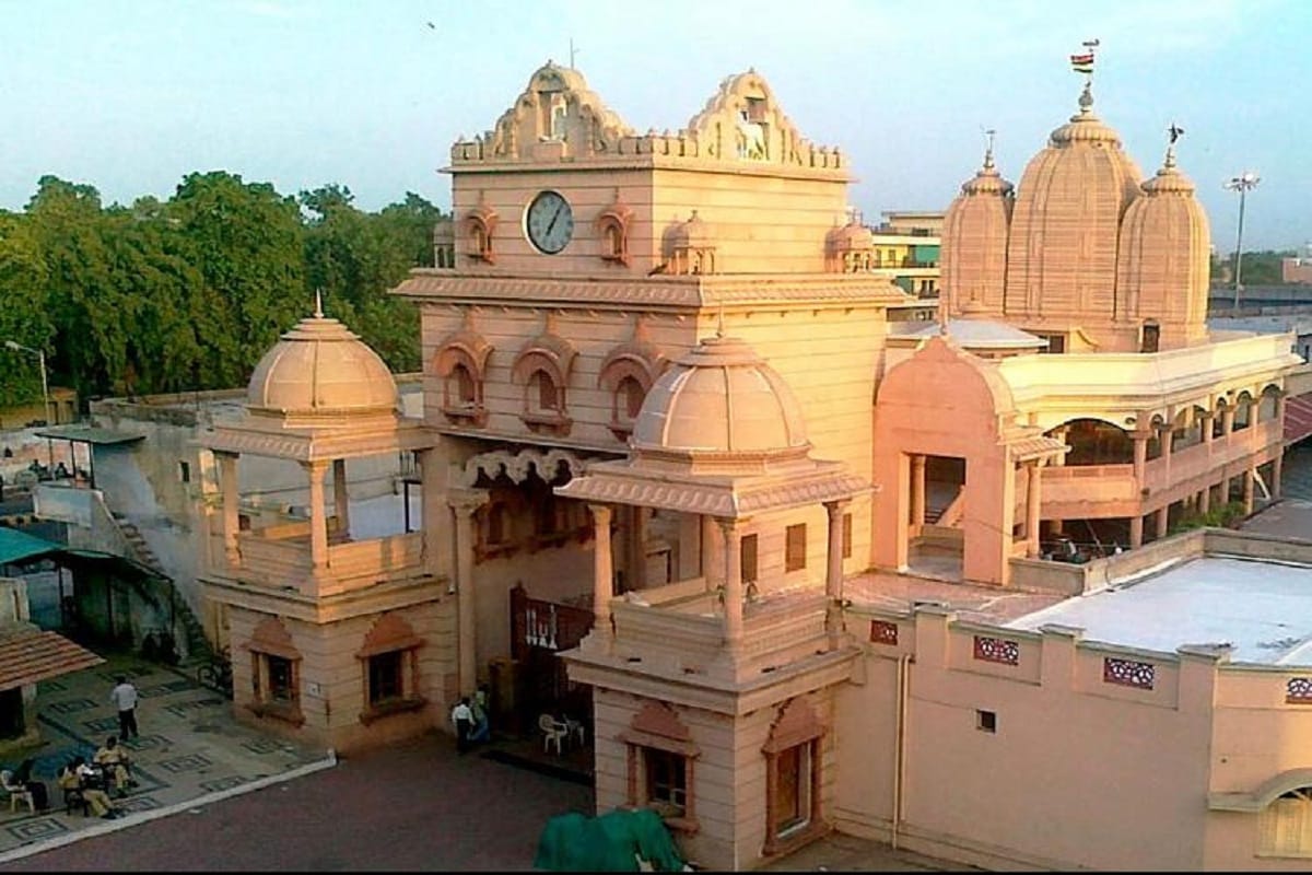 પ્રણવ પટેલ, અમદાવાદ: શ્રાવણ મહિનાનું ધાર્મિક રીતે ઘણું મહત્વ રહ્યું છે. ભગવાન શિવના મહિનાના આ માસમાં અનેક ધાર્મિક વિધીઓ અને મંદિરમાં પુજા અર્ચનાનું મહત્વ છે. શ્રાવણ માસમાં રક્ષાબંધન હોય કે પછી જન્માષ્ઠમીનો તહેવાર ધામધૂમ પૂર્વક ઉજવણી કરાય છે. ત્યારે ચાલુ વર્ષે કોરોના મહામારી વચ્ચે કોવિડ - ૧૯ સંક્રમણ અટકાવવા માટે એએમસી દ્વારા શહેરના જાણિતા ધાર્મિક મંદિરો સાથે બેઠક કરી હતી. પ્રણવ પટેલ, અમદાવાદ: શ્રાવણ મહિનાનું ધાર્મિક રીતે ઘણું મહત્વ રહ્યું છે. ભગવાન શિવના મહિનાના આ માસમાં અનેક ધાર્મિક વિધીઓ અને મંદિરમાં પુજા અર્ચનાનું મહત્વ છે. શ્રાવણ માસમાં રક્ષાબંધન હોય કે પછી જન્માષ્ઠમીનો તહેવાર ધામધૂમ પૂર્વક ઉજવણી કરાય છે. ત્યારે ચાલુ વર્ષે કોરોના મહામારી વચ્ચે કોવિડ - ૧૯ સંક્રમણ અટકાવવા માટે એએમસી દ્વારા શહેરના જાણિતા ધાર્મિક મંદિરો સાથે બેઠક કરી હતી.