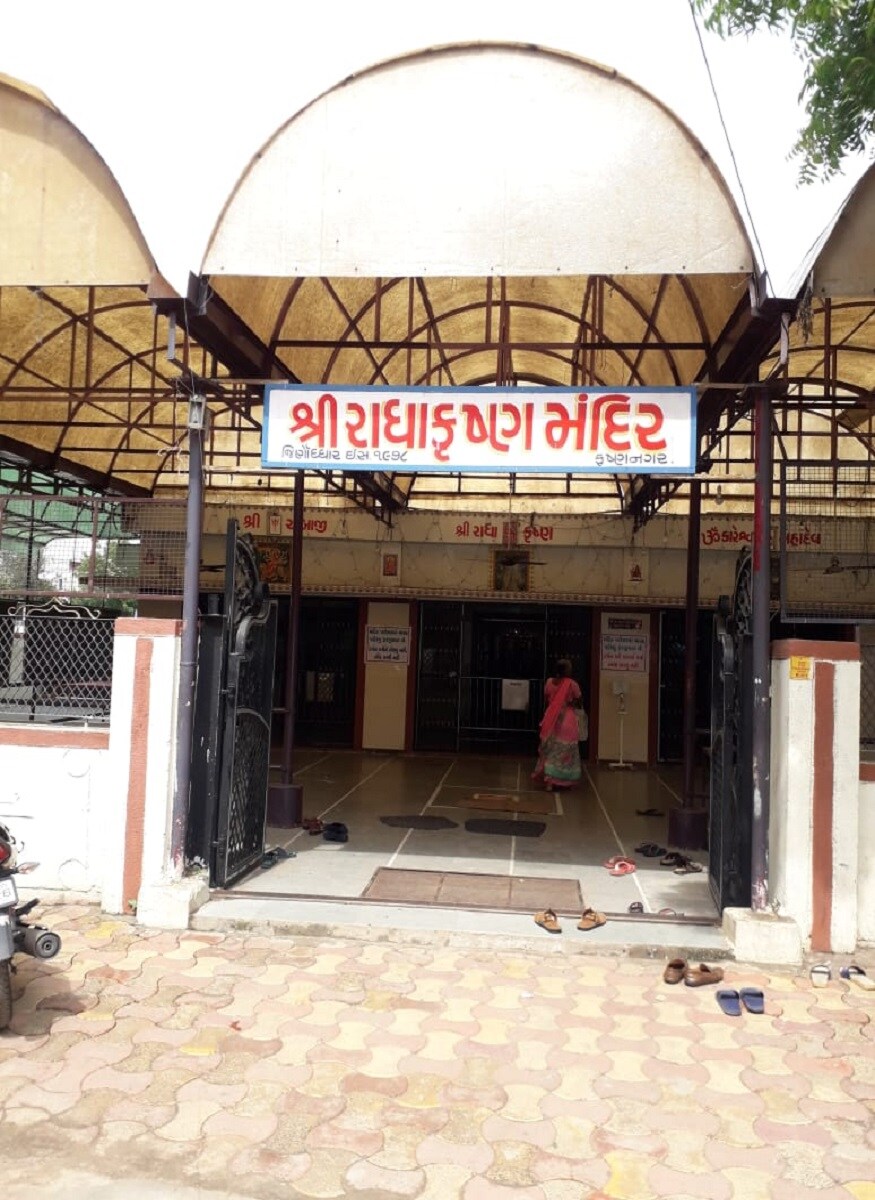 શહેરમાં ચાલી રહેલા કોરોના મહામારીની રોકથામ માટે ધાર્મિક સ્થાનો , મંદિરો , મસ્જીદો , દેરાસરો , ગિરીજાગરો , ગુરુદ્વારાઓના વ્યવસ્થાપક મંડળોને રાખવાની થતી તકેદારી બાબતની એસ ઓ પી એડવાઇઝરી જાહેર કરાઇ છે. જે અંતર્ગત શહેરના ૩૩૨ મંદિર, ૯૧ મસ્જિદ, ૨૮ દેરાસર, ૯ ચર્ચ, ૭ ગુરુદ્વારા, ૨ આશ્રમ મળી કુલ ૪૬૯ ધાર્મિક સ્થળોને સીધી તાકિદ કરાઇ છે. કે મંદિરના સોશિયલ ડિસ્ટન્સિંગ તેમજ કોવિડ- ૧૯ મહામારી ગાઇડલાઇન સંપૂર્ણ પાલન કરવાનું રહેશે. શહેરમાં ચાલી રહેલા કોરોના મહામારીની રોકથામ માટે ધાર્મિક સ્થાનો , મંદિરો , મસ્જીદો , દેરાસરો , ગિરીજાગરો , ગુરુદ્વારાઓના વ્યવસ્થાપક મંડળોને રાખવાની થતી તકેદારી બાબતની એસ ઓ પી એડવાઇઝરી જાહેર કરાઇ છે. જે અંતર્ગત શહેરના ૩૩૨ મંદિર, ૯૧ મસ્જિદ, ૨૮ દેરાસર, ૯ ચર્ચ, ૭ ગુરુદ્વારા, ૨ આશ્રમ મળી કુલ ૪૬૯ ધાર્મિક સ્થળોને સીધી તાકિદ કરાઇ છે. કે મંદિરના સોશિયલ ડિસ્ટન્સિંગ તેમજ કોવિડ- ૧૯ મહામારી ગાઇડલાઇન સંપૂર્ણ પાલન કરવાનું રહેશે.