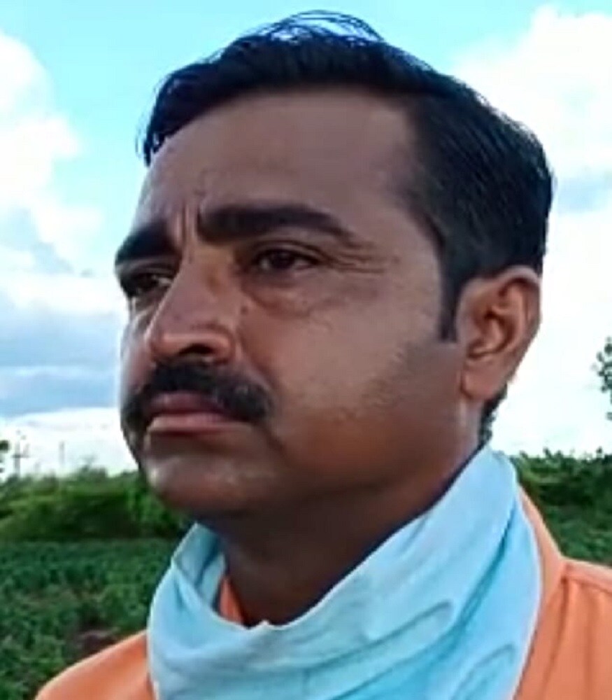 નર્મદા જિલ્લાના સમારીયા ગામના રામભક્ત ખેડૂત ઉપેન્દ્રસિંહ કેશરીસિંહ ગોહિલે પોતાના ખેતરમાં ગલગોટા ફૂલની ખેતી કરી જય શ્રી રામ લખ્યું છે સાથે-સાથે એ જ રીતે શ્રી રામનું ધનુષબાણ પણ બનાવ્યું છે.જ્યારથી રામ મંદિરનો ચુકાદો આવ્યો અને મંદિર બનવાની વાત આવી ત્યારથી ઉપેન્દ્રસિંહ કેશરીસિંહ ગોહિલે ખેતરમાં ગલગોટાથી શ્રી રામ લખવાનું વિચાર્યું.બે મહિના પહેલા નવા વાવેતરમાં વાવેલા ગલગોટાના છોડમાં એકદમ સ્પષ્ટ રીતે "જય શ્રી રામ" ઉપસી આવ્યું છે. નર્મદા જિલ્લાના સમારીયા ગામના રામભક્ત ખેડૂત ઉપેન્દ્રસિંહ કેશરીસિંહ ગોહિલે પોતાના ખેતરમાં ગલગોટા ફૂલની ખેતી કરી જય શ્રી રામ લખ્યું છે સાથે-સાથે એ જ રીતે શ્રી રામનું ધનુષબાણ પણ બનાવ્યું છે.જ્યારથી રામ મંદિરનો ચુકાદો આવ્યો અને મંદિર બનવાની વાત આવી ત્યારથી ઉપેન્દ્રસિંહ કેશરીસિંહ ગોહિલે ખેતરમાં ગલગોટાથી શ્રી રામ લખવાનું વિચાર્યું.બે મહિના પહેલા નવા વાવેતરમાં વાવેલા ગલગોટાના છોડમાં એકદમ સ્પષ્ટ રીતે "જય શ્રી રામ" ઉપસી આવ્યું છે.