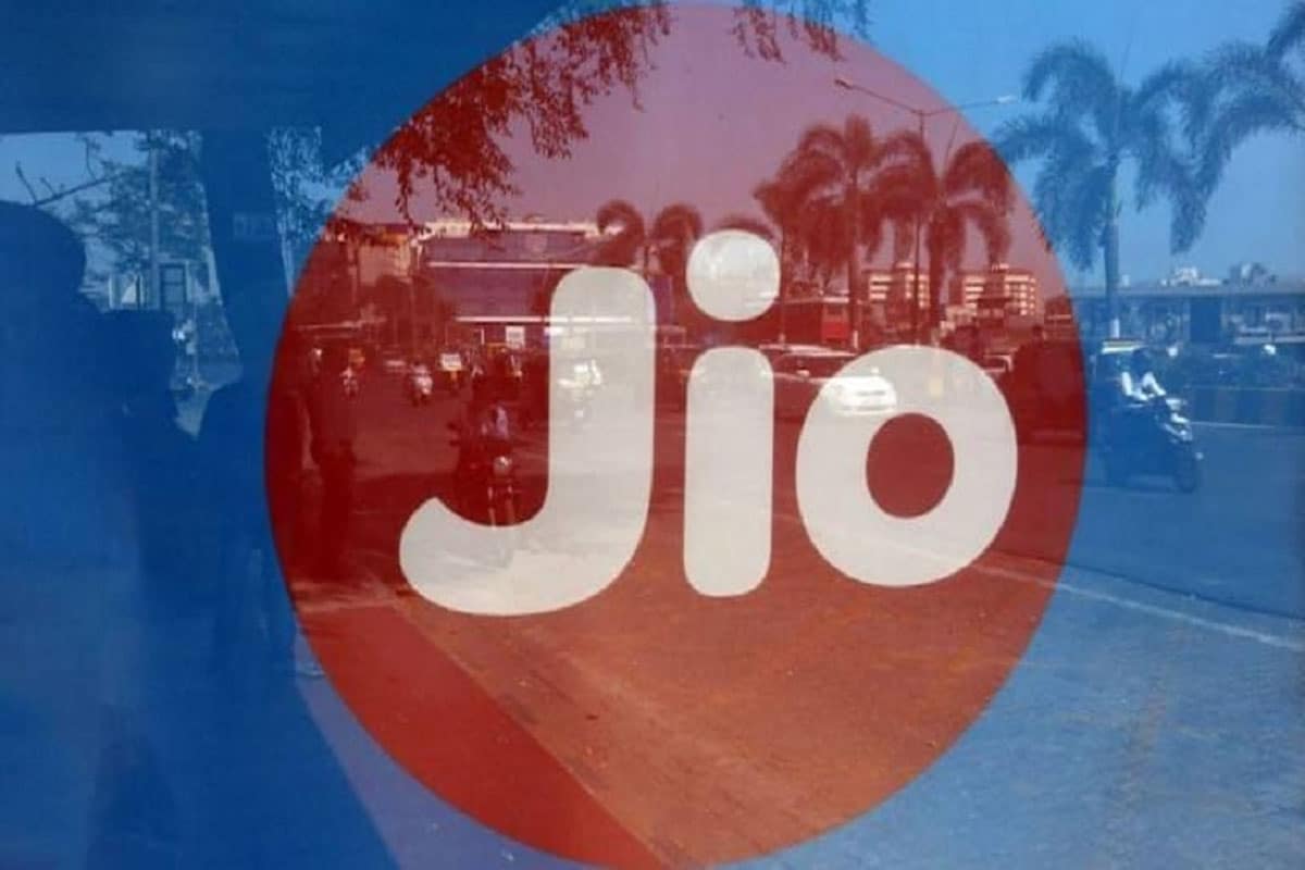 Jioનો 199 રૂપિયાનો રિચાર્જ પ્લાન- Jioના 199 રૂપિયાવાળા પ્લાન યૂઝર્સને દરરોજ 1.5 GB ડેટા ઓફર કરે છે. તેની સાથે જ, જિયો નેટવર્ક પર અનલિમિટેડ જ્યારે નોન-જિયો નેટવર્ક પર કોલ કરવા માટે 1000 મિનિટ્સ આપી રહ્યું છે. Jioનો 199 રૂપિયાનો રિચાર્જ પ્લાન- Jioના 199 રૂપિયાવાળા પ્લાન યૂઝર્સને દરરોજ 1.5 GB ડેટા ઓફર કરે છે. તેની સાથે જ, જિયો નેટવર્ક પર અનલિમિટેડ જ્યારે નોન-જિયો નેટવર્ક પર કોલ કરવા માટે 1000 મિનિટ્સ આપી રહ્યું છે.