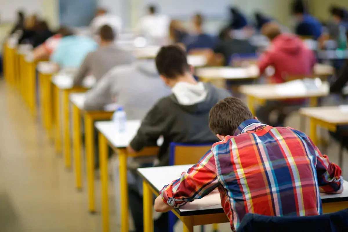 નવી દિલ્હી : દેશભરમાં NEET અને JEE પરીક્ષાઓને લઈને ચાલી રહેલા વિવાદ વચ્ચે કર્ણાટક સરકારે કૉલેજો ખોલવાની જાહેરાત કરી દીધી છે. બુધવારે કર્ણાટકના નાયબ મુખ્યમંત્રી અને શિક્ષણ મંત્રી ડૉક્ટર સી.એન. અશ્વથ નારાયણે જાહેરાત કરી કે રાજ્યમાં આગામી પહેલી ઓક્ટોબરથી તમામ કૉલેજ ફરીથી શરૂ થશે. પ્રાથમિક અને માધ્યમિક શિક્ષણ મંત્રી એસ સુરેશ કુમારે કહ્યુ કે, આ વખતે શૈક્ષણિક સત્રની શરૂઆત પહેલી સપ્ટેમ્બરથી ઑનલાઇન ક્લાસના માધ્યમથી થશે. પરંતુ ઑફલાઇન ક્લાસ ઓક્ટોબર મહિનાથી શરૂ થશે. તેમણે કહ્યુ કે, રાજ્ય સરકારનું શિક્ષણ વિભાગ કેન્દ્ર સરકાર તરફથી ઑફલાઇન વર્ગ માટે માર્ગદર્શિકાની રાહ જોઈ રહ્યું છે. નવી દિલ્હી : દેશભરમાં NEET અને JEE પરીક્ષાઓને લઈને ચાલી રહેલા વિવાદ વચ્ચે કર્ણાટક સરકારે કૉલેજો ખોલવાની જાહેરાત કરી દીધી છે. બુધવારે કર્ણાટકના નાયબ મુખ્યમંત્રી અને શિક્ષણ મંત્રી ડૉક્ટર સી.એન. અશ્વથ નારાયણે જાહેરાત કરી કે રાજ્યમાં આગામી પહેલી ઓક્ટોબરથી તમામ કૉલેજ ફરીથી શરૂ થશે. પ્રાથમિક અને માધ્યમિક શિક્ષણ મંત્રી એસ સુરેશ કુમારે કહ્યુ કે, આ વખતે શૈક્ષણિક સત્રની શરૂઆત પહેલી સપ્ટેમ્બરથી ઑનલાઇન ક્લાસના માધ્યમથી થશે. પરંતુ ઑફલાઇન ક્લાસ ઓક્ટોબર મહિનાથી શરૂ થશે. તેમણે કહ્યુ કે, રાજ્ય સરકારનું શિક્ષણ વિભાગ કેન્દ્ર સરકાર તરફથી ઑફલાઇન વર્ગ માટે માર્ગદર્શિકાની રાહ જોઈ રહ્યું છે.