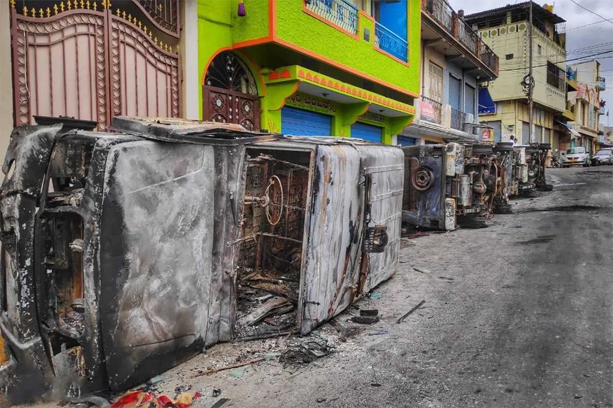 બેંગલુરુ : બેંગલુરુ હિંસા (Bengaluru violence) પર કર્ણાટકના મંત્રી સીટી રવિએ (Karnataka Minister CT Ravi) કહ્યું કે રમખાણને આયોજન પૂર્વક અંજામ આપવામાં આવ્યો છે. સંપત્તિને નુકસાન પહોંચાડવા માટે પેટ્રોલ બોમ્બ (Petrol Bomb)અને પત્થરોનો ઉપયોગ કર્યો હતો. 300થી વધારે વાહનો સળગાવવામાં આવ્યા છે. અમારી પાસે સંદિગ્ધ છે પણ તપાસ પછી જ પૃષ્ટિ કરાશે. અમે ઉત્તર પ્રદેશની જેમ નષ્ટ થયેલી સંપત્તિના નુકસાનની વસુલી તોફાનીઓ પાસેથી કરીશું. (તસવીર : રિયાઝ વીજે) બેંગલુરુ : બેંગલુરુ હિંસા (Bengaluru violence) પર કર્ણાટકના મંત્રી સીટી રવિએ (Karnataka Minister CT Ravi) કહ્યું કે રમખાણને આયોજન પૂર્વક અંજામ આપવામાં આવ્યો છે. સંપત્તિને નુકસાન પહોંચાડવા માટે પેટ્રોલ બોમ્બ (Petrol Bomb)અને પત્થરોનો ઉપયોગ કર્યો હતો. 300થી વધારે વાહનો સળગાવવામાં આવ્યા છે. અમારી પાસે સંદિગ્ધ છે પણ તપાસ પછી જ પૃષ્ટિ કરાશે. અમે ઉત્તર પ્રદેશની જેમ નષ્ટ થયેલી સંપત્તિના નુકસાનની વસુલી તોફાનીઓ પાસેથી કરીશું. (તસવીર : રિયાઝ વીજે)