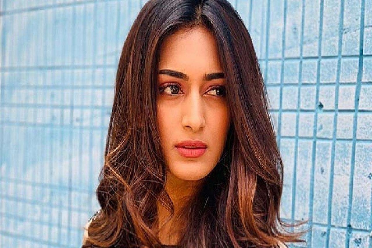 એરિકાએ લોકડાઉન બાદ તેનાં ઘરથી જ શૂટિંગ શરૂ કરી દીધુ હતું. તે સેટ પર પણ ગઇ હતી. અને હાલનાં દિવસોમાં પરિવારની સાથે તે શિફ્ટ થઇ ગઇ છે. તેનું કહેવું છે કે, તેનાં પિતાને 4 એટેક આવી ગયા ચે અને તે હાલમાં કોઇ રિસ્ક લઇ શકતી નથી. જોકે અત્યાર સુધી તેને શો છોડવા અંગે કે ન તો પ્રોડ્ક્શન હાઉસ કે ન તો અન્ય કોઇ ઓફિશિયલ અનાઉન્સમેન્ટ કરી છે. એરિકાએ લોકડાઉન બાદ તેનાં ઘરથી જ શૂટિંગ શરૂ કરી દીધુ હતું. તે સેટ પર પણ ગઇ હતી. અને હાલનાં દિવસોમાં પરિવારની સાથે તે શિફ્ટ થઇ ગઇ છે. તેનું કહેવું છે કે, તેનાં પિતાને 4 એટેક આવી ગયા ચે અને તે હાલમાં કોઇ રિસ્ક લઇ શકતી નથી. જોકે અત્યાર સુધી તેને શો છોડવા અંગે કે ન તો પ્રોડ્ક્શન હાઉસ કે ન તો અન્ય કોઇ ઓફિશિયલ અનાઉન્સમેન્ટ કરી છે.
