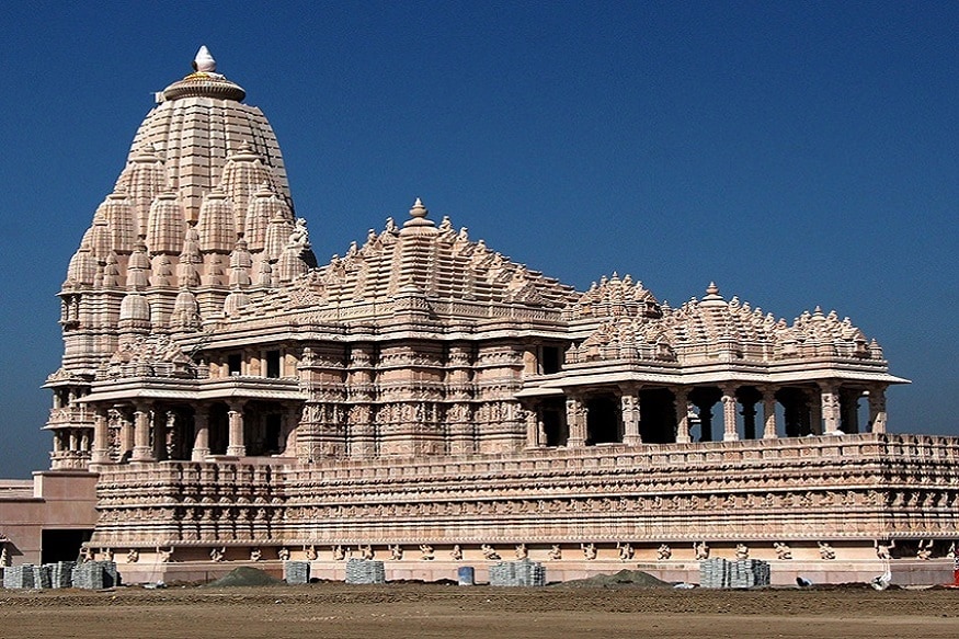 રાજકોટ : રાજ્યમાં હાલ કોરોના સંક્રમણનાં કિસ્સા ગામડાઓ સુધી પહોંચી ગયા છે ત્યારે સૌરાષ્ટ્રમાં પણ ધીરે ધીરે કોરોનાનો કહેર વધી રહ્યો છે. તેમા પણ તહેવાના દિવસો પણ નજીક આવી રહ્યાં છે. જેના કારણે ખોડલધામ ટ્રસ્ટ-કાગવડ દ્વારા 9થી 16 ઓગસ્ટ સુધી મંદિરના દ્વાર ભક્તો માટે બંધ રાખવાનો નિર્ણય લેવામાં આવ્યો છે. રાજકોટ : રાજ્યમાં હાલ કોરોના સંક્રમણનાં કિસ્સા ગામડાઓ સુધી પહોંચી ગયા છે ત્યારે સૌરાષ્ટ્રમાં પણ ધીરે ધીરે કોરોનાનો કહેર વધી રહ્યો છે. તેમા પણ તહેવાના દિવસો પણ નજીક આવી રહ્યાં છે. જેના કારણે ખોડલધામ ટ્રસ્ટ-કાગવડ દ્વારા 9થી 16 ઓગસ્ટ સુધી મંદિરના દ્વાર ભક્તો માટે બંધ રાખવાનો નિર્ણય લેવામાં આવ્યો છે.