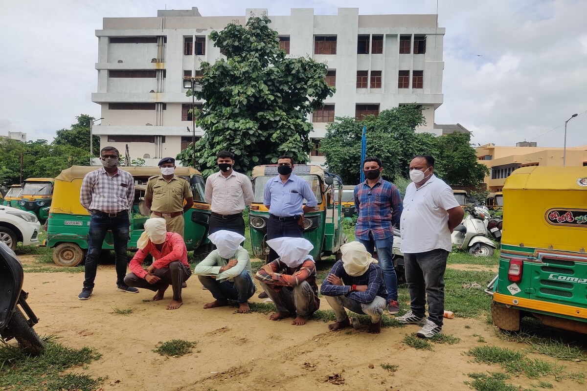 લૂંટના ગુનામાં ચાર આરોપીની ધરપકડ કરી પૂછપરછ કરતા સામે આવ્યું કે, લોકડાઉન બાદ નરેશ અને મોહનની આર્થિક સ્થિતિ કફોડી બની હતી. કારણકે નરેશ દસ હજારની નોકરી કરે છે તો તેનો મામા મોહન રીક્ષા ચલાવે છે. તેથી જ મામા ભાણેજ એ ભેગા મળીને લૂંટનું કાવતરું રચી નરેશના સહકર્મી કે જે સરખેજથી 78 હજાર એક પાર્ટી પાસેથી લઈને નિકલ્યા હતા તે રૂપિયા ની લૂંટ ચલાવી ફરાર થઈ ગયા હતા. રૂપિયા ખાતર લૂંટને અંજામ આપનાર ચાર આરોપી રૂપિયાની મજા તો ન માણી શક્યા પણ કાયદાની સજા ભોગવતા નજર પડશે તે વાત ચોક્કસ છે. લૂંટના ગુનામાં ચાર આરોપીની ધરપકડ કરી પૂછપરછ કરતા સામે આવ્યું કે, લોકડાઉન બાદ નરેશ અને મોહનની આર્થિક સ્થિતિ કફોડી બની હતી. કારણકે નરેશ દસ હજારની નોકરી કરે છે તો તેનો મામા મોહન રીક્ષા ચલાવે છે. તેથી જ મામા ભાણેજ એ ભેગા મળીને લૂંટનું કાવતરું રચી નરેશના સહકર્મી કે જે સરખેજથી 78 હજાર એક પાર્ટી પાસેથી લઈને નિકલ્યા હતા તે રૂપિયા ની લૂંટ ચલાવી ફરાર થઈ ગયા હતા. રૂપિયા ખાતર લૂંટને અંજામ આપનાર ચાર આરોપી રૂપિયાની મજા તો ન માણી શક્યા પણ કાયદાની સજા ભોગવતા નજર પડશે તે વાત ચોક્કસ છે.