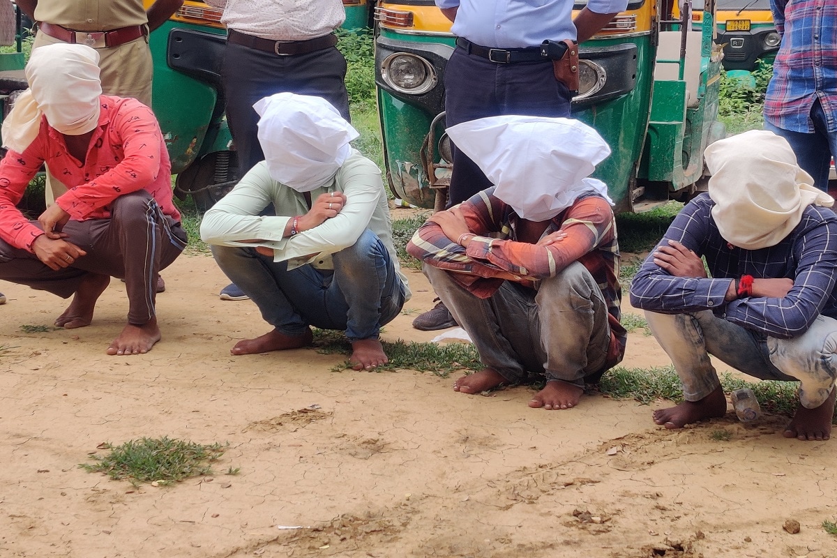 આરોપી નરેશે પોતાના મામા મોહન સાથે મળી લૂંટનું તરકટ રચ્યું અને જે કંપનીમાં નોકરી કરે છે તે કમ્પનીના જ 78 હજાર રૂપિયા છરીની અણીએ લૂંટી લીધા. જોકે ચારેય આરોપી ફરાર થાય તે પહેલા પોલીસે તેમની ધરપકડ કરી કાયદેસરના પગલાં લીધા હોવાનું વાસણા પોલીસસ્ટેશનના પીઆઇ એમ.એમ.સોલંકીએ જણાવ્યું છે. આરોપી નરેશે પોતાના મામા મોહન સાથે મળી લૂંટનું તરકટ રચ્યું અને જે કંપનીમાં નોકરી કરે છે તે કમ્પનીના જ 78 હજાર રૂપિયા છરીની અણીએ લૂંટી લીધા. જોકે ચારેય આરોપી ફરાર થાય તે પહેલા પોલીસે તેમની ધરપકડ કરી કાયદેસરના પગલાં લીધા હોવાનું વાસણા પોલીસસ્ટેશનના પીઆઇ એમ.એમ.સોલંકીએ જણાવ્યું છે.