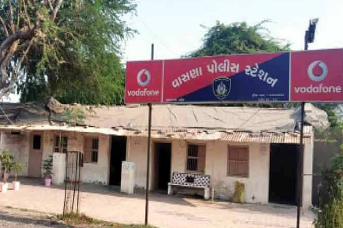 વાસણા વિસ્તારમાં શુક્રવારે એક લૂંટનો બનાવ બન્યો હતો. એક જગ્યાએ નોકરી કરતો કર્મચારી વેપારી પાસે પેમેન્ટ લેવા સહકર્મીને લઈને વિશાલા સર્કલ ગયો હતો. ત્યારે તેના સહકર્મીએ નાણા આવતા જ તેના મળતીયાઓ સાથે મળીને લૂંટ ચલાવી હતી. જોકે વાસણા પોલીસે લૂંટની ઘટનાને ગણતરીના કલાકોમાં ઉકેલી નાખી છે. કારણકે લૂંટના આરોપી અન્ય કોઈ નહિ પણ ફરિયાદીના સહકર્મી અને તેના મળતીયાઓ હતા. તે જ ગુનાના ચાર આરોપી નરેશ સરગરા, મોહન સરગરા, કરણ દંતાણી અને ગોવિંદ જાદવ કે જે અત્યારે લૂંટના ગુનામાં પોલીસ કસ્ટડીમાં છે. વાસણા વિસ્તારમાં શુક્રવારે એક લૂંટનો બનાવ બન્યો હતો. એક જગ્યાએ નોકરી કરતો કર્મચારી વેપારી પાસે પેમેન્ટ લેવા સહકર્મીને લઈને વિશાલા સર્કલ ગયો હતો. ત્યારે તેના સહકર્મીએ નાણા આવતા જ તેના મળતીયાઓ સાથે મળીને લૂંટ ચલાવી હતી. જોકે વાસણા પોલીસે લૂંટની ઘટનાને ગણતરીના કલાકોમાં ઉકેલી નાખી છે. કારણકે લૂંટના આરોપી અન્ય કોઈ નહિ પણ ફરિયાદીના સહકર્મી અને તેના મળતીયાઓ હતા. તે જ ગુનાના ચાર આરોપી નરેશ સરગરા, મોહન સરગરા, કરણ દંતાણી અને ગોવિંદ જાદવ કે જે અત્યારે લૂંટના ગુનામાં પોલીસ કસ્ટડીમાં છે.