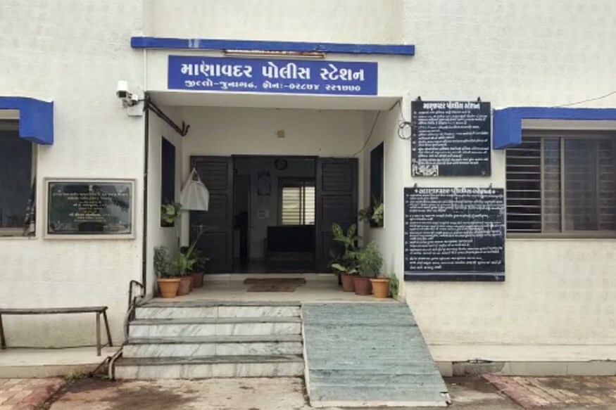 આ મામલે યુવકે માણાવદર પોલીસમાં ફરિયાદ નોંધવાતા પોલીસે એક અજાણી યુવતી સહિત સાત લોકો સામે ગુનો નોંધીને વધારે તપાસ શરૂ કરી છે. પોલીસે સાતેય આરોપીઓ સામે કલમ 506(2), 143,120બી,323, 504, 367, 364(અ), 385, 170 જીપીએ ક 135 મુજબ ગુનો નોંધી પીએસઆઈ પી.વી.ધોકડીયાએ તપાસ હાથ ધરી હોવાનું જાણવા મળ્યું છે. ફરિયાદ પ્રમાણે આરોપી યુવતીની ઉંમર 20થી 22 વર્ષ છે. જ્યારે બનાવ સ્થળે હાજર આરોપીઓએ પોતાને સિવિલ ડ્રેસમાં પોલીસ હોવાનું જણાવ્યું હતું. આ ઉપરાંત અર્ધનગ્ન તસવીરો ક્લિક કરીને યુવકને આઈપીસી કલમ 376 મુજબ સેસન્સ ટ્રેબલ ગુનામાં ફસાવી દેવાની ધમકી પણ આપી હતી. આ મામલે યુવકે માણાવદર પોલીસમાં ફરિયાદ નોંધવાતા પોલીસે એક અજાણી યુવતી સહિત સાત લોકો સામે ગુનો નોંધીને વધારે તપાસ શરૂ કરી છે. પોલીસે સાતેય આરોપીઓ સામે કલમ 506(2), 143,120બી,323, 504, 367, 364(અ), 385, 170 જીપીએ ક 135 મુજબ ગુનો નોંધી પીએસઆઈ પી.વી.ધોકડીયાએ તપાસ હાથ ધરી હોવાનું જાણવા મળ્યું છે. ફરિયાદ પ્રમાણે આરોપી યુવતીની ઉંમર 20થી 22 વર્ષ છે. જ્યારે બનાવ સ્થળે હાજર આરોપીઓએ પોતાને સિવિલ ડ્રેસમાં પોલીસ હોવાનું જણાવ્યું હતું. આ ઉપરાંત અર્ધનગ્ન તસવીરો ક્લિક કરીને યુવકને આઈપીસી કલમ 376 મુજબ સેસન્સ ટ્રેબલ ગુનામાં ફસાવી દેવાની ધમકી પણ આપી હતી.