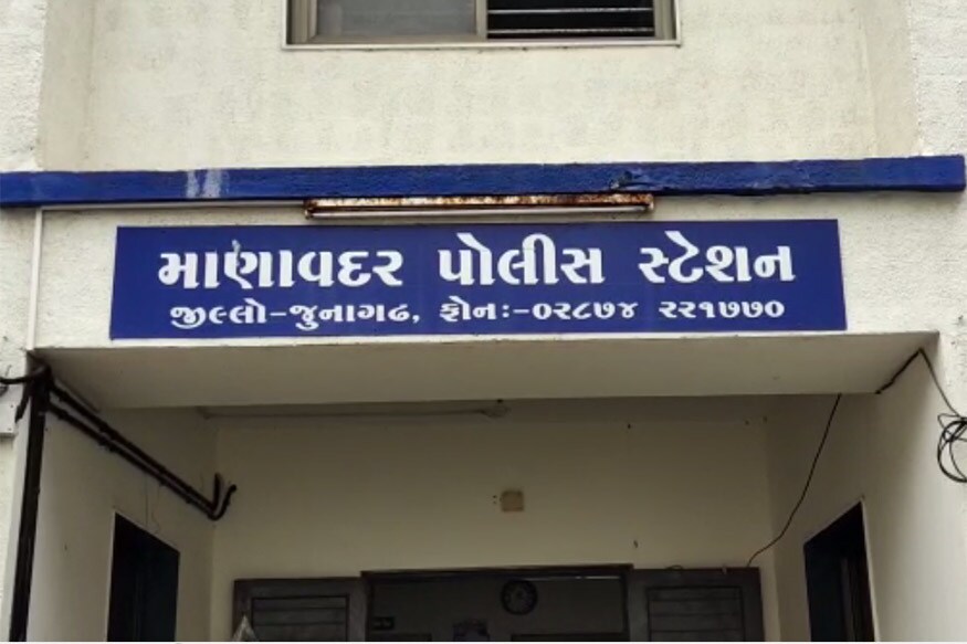 બનાવની વિગત જોઇએ તો માણાવદરના બહારપરા ખાતે રહેતા યુવક વિજય લલીતભાઈ બાટવીયા અને તેની સાથે એક સગીરને સરદારગઢ પરામાં રહેતા દીલાવર ઉર્ફે કારો અસલમભાઈ કુરેશી તથા માણાવદરના ગાયત્રી મંદિર પાસે રહેતા હિતેન ઉર્ફે યુવી રાવલ નામના શખ્સો છોકરી સાથે સંબંધ બંધાવી દેવાની લાલચ આપી ઉપલેટા લઈ ગયા હતા. બનાવની વિગત જોઇએ તો માણાવદરના બહારપરા ખાતે રહેતા યુવક વિજય લલીતભાઈ બાટવીયા અને તેની સાથે એક સગીરને સરદારગઢ પરામાં રહેતા દીલાવર ઉર્ફે કારો અસલમભાઈ કુરેશી તથા માણાવદરના ગાયત્રી મંદિર પાસે રહેતા હિતેન ઉર્ફે યુવી રાવલ નામના શખ્સો છોકરી સાથે સંબંધ બંધાવી દેવાની લાલચ આપી ઉપલેટા લઈ ગયા હતા.
