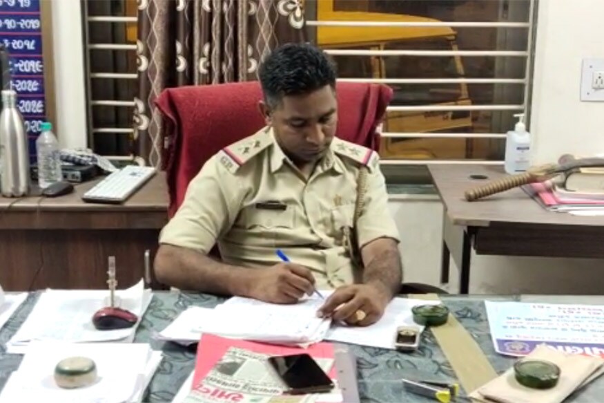 જોકે, આ લોકોએ યુવકને ફસાવી દેવાનું કાવતરું ઘડ્યું હતું. જે પ્રમાણે ઉપલેટા ખાતે એક યુવતી અને ત્રણ અજાણ્યા શખ્સો હાજર હતા. આ તમામ લોકોએ પૈસા પડાવવા માટે વિજય બાટવીયા અને તેની સાથે રહેલા સગીરના અજાણી યુવતી સાથે અર્ધનગ્ન હાલતમાં તસવીરો પાડી લીધા હતા. જે બાદમાં બંનેને પ્લાસ્ટિકના પાઇપથી માર માર્યો હતો. માર માર્યા બાદ યુવકને હની ટ્રેપમાં ફસાવી દેવાની ધમકી આપીને રૂપિયા 50 લાખની માંગણી કરી હતી. જોકે, આ લોકોએ યુવકને ફસાવી દેવાનું કાવતરું ઘડ્યું હતું. જે પ્રમાણે ઉપલેટા ખાતે એક યુવતી અને ત્રણ અજાણ્યા શખ્સો હાજર હતા. આ તમામ લોકોએ પૈસા પડાવવા માટે વિજય બાટવીયા અને તેની સાથે રહેલા સગીરના અજાણી યુવતી સાથે અર્ધનગ્ન હાલતમાં તસવીરો પાડી લીધા હતા. જે બાદમાં બંનેને પ્લાસ્ટિકના પાઇપથી માર માર્યો હતો. માર માર્યા બાદ યુવકને હની ટ્રેપમાં ફસાવી દેવાની ધમકી આપીને રૂપિયા 50 લાખની માંગણી કરી હતી.