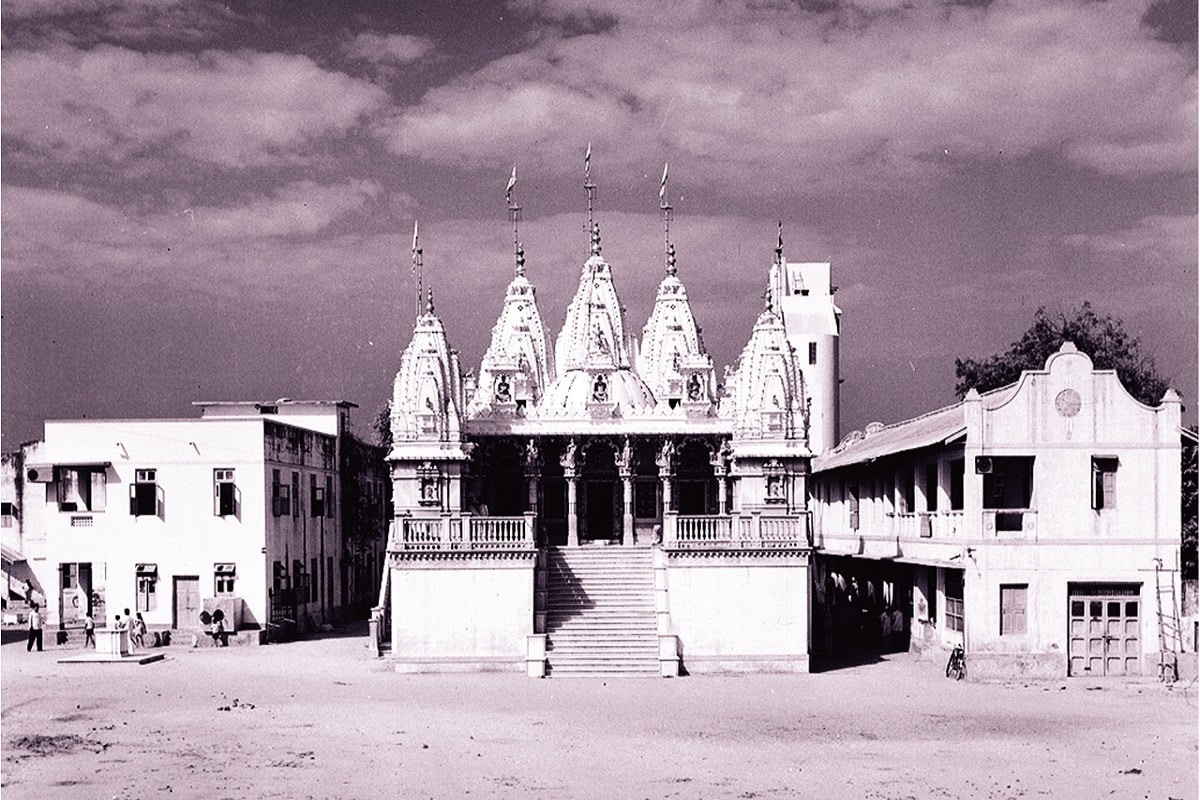 સર્વાવતારી શ્રી સ્વામિનારાયણ ભગવાનના સાર્વભૌમ નાદવંશીય ગુરુ પરંપરાના ચતુર્થ વારસદાર આર્ષદ્રષ્ટા યુગદ્રષ્ટા શ્રી મુક્તજીવન સ્વામીબાપા આજથી બરાબર ૭૭ વર્ષ પહેલાં વિક્રમ સંવત ૧૯૯૯ ના શ્રાવણ વદ પાંચમ - નાગપાંચમ, તારીખ ૨૦-૦૮-૧૯૪૩ને શુક્રવારના શુભદિને મણિનગર પધાર્યા હતા. સર્વાવતારી શ્રી સ્વામિનારાયણ ભગવાનના સાર્વભૌમ નાદવંશીય ગુરુ પરંપરાના ચતુર્થ વારસદાર આર્ષદ્રષ્ટા યુગદ્રષ્ટા શ્રી મુક્તજીવન સ્વામીબાપા આજથી બરાબર ૭૭ વર્ષ પહેલાં વિક્રમ સંવત ૧૯૯૯ ના શ્રાવણ વદ પાંચમ - નાગપાંચમ, તારીખ ૨૦-૦૮-૧૯૪૩ને શુક્રવારના શુભદિને મણિનગર પધાર્યા હતા.