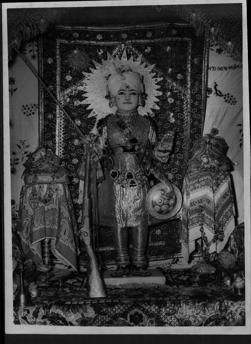 કોલસાના કોથળાને છોડતા વીંછી નીકળ્યા.આમ તો આજે શ્રાવણ વદ પાંચમ - નાગપંચમી હતી, છતાં વીંછીએ દેખા દીધા. વીંછી હાથે ચડ્યા ખરા પણ કરડ્યા નહીં. હાથ ખંખેર્યા પછી તો વીંછીની સરસ મજાની હરોળ થઈ ચાલવા લાગી. જાણે કે ઝવેરાત ભરેલા ગાડાં ચાલ્યાં. સનાતનધર્મસમ્રાટ શ્રી મુક્તજીવન સ્વામીબાપા કહે, આ વીંછી નથી, આ તો ધન ઊભરાય છે ધન. ધન- દોલતનાં ગાડાં છે. ત્રણ ઓરડામાં પૂર્વ બાજુનો જે ખંડ હતો (અત્યારે સંતોનો કોઠાર છે) તેમાં રસોડું કર્યું. તે ઓરડાની પાછળના ભાગમાં એક નાનો કુવો હતો. (અત્યારે કોઠારના ભોંયરામાં તે કૂવાને દાટ્યા વિના ખૂણામાં થોડી જગ્યા વાળી લીધી છે. ભોંયરું નાનું રાખ્યું છે. ભોંયરાની એ દીવાલને અડીને અંદર ગોળાકારમાં કૂવાની ઈંટોવાળી દિવાલ છે.) તે કૂવામાંથી પાણી ખેંચવા એક ડોલ અને દોરડુ હતું. કોલસાના કોથળાને છોડતા વીંછી નીકળ્યા.આમ તો આજે શ્રાવણ વદ પાંચમ - નાગપંચમી હતી, છતાં વીંછીએ દેખા દીધા. વીંછી હાથે ચડ્યા ખરા પણ કરડ્યા નહીં. હાથ ખંખેર્યા પછી તો વીંછીની સરસ મજાની હરોળ થઈ ચાલવા લાગી. જાણે કે ઝવેરાત ભરેલા ગાડાં ચાલ્યાં. સનાતનધર્મસમ્રાટ શ્રી મુક્તજીવન સ્વામીબાપા કહે, આ વીંછી નથી, આ તો ધન ઊભરાય છે ધન. ધન- દોલતનાં ગાડાં છે. ત્રણ ઓરડામાં પૂર્વ બાજુનો જે ખંડ હતો (અત્યારે સંતોનો કોઠાર છે) તેમાં રસોડું કર્યું. તે ઓરડાની પાછળના ભાગમાં એક નાનો કુવો હતો. (અત્યારે કોઠારના ભોંયરામાં તે કૂવાને દાટ્યા વિના ખૂણામાં થોડી જગ્યા વાળી લીધી છે. ભોંયરું નાનું રાખ્યું છે. ભોંયરાની એ દીવાલને અડીને અંદર ગોળાકારમાં કૂવાની ઈંટોવાળી દિવાલ છે.) તે કૂવામાંથી પાણી ખેંચવા એક ડોલ અને દોરડુ હતું.