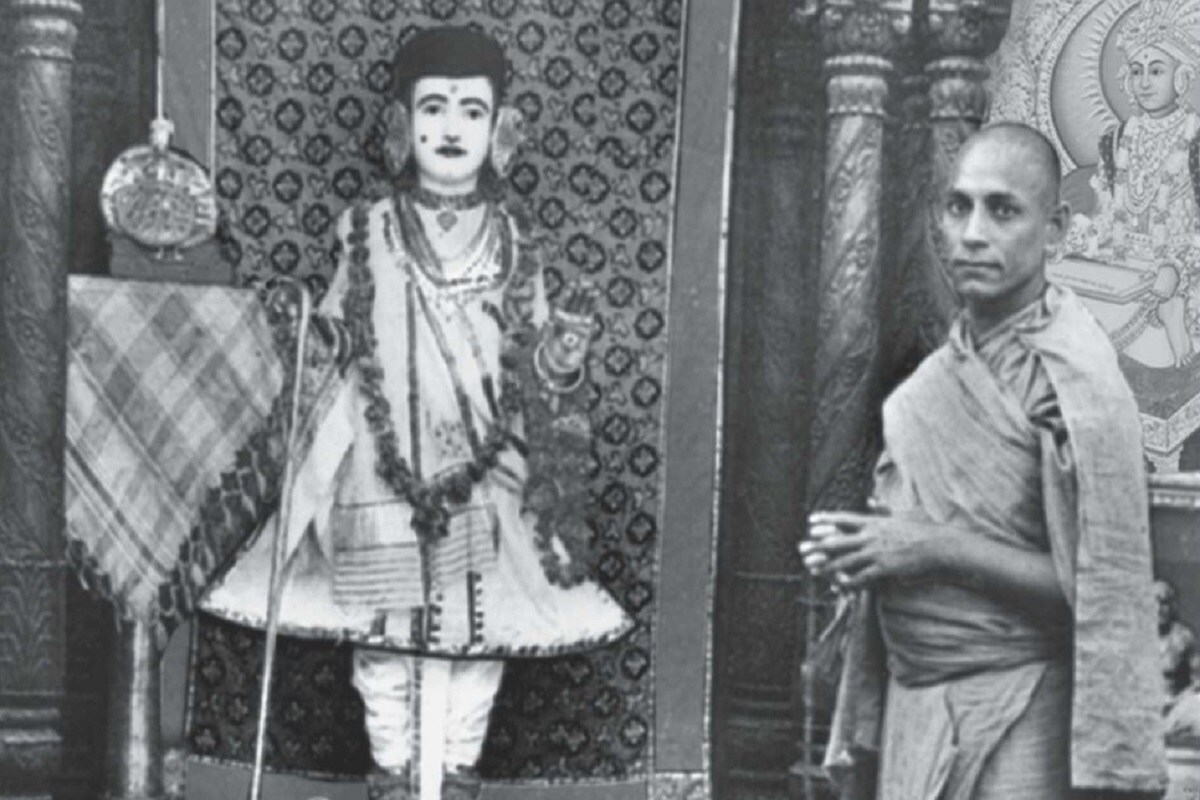ગામડાના ખેતરોમાં જાણે કે મંદિર ના હોય એવો ભાસ થતો હતો. ચોતરફ અવલોકન કર્યા પછી સ્વામીબાપાએ નજીકમાં રહેતા શ્રી ચંદ્રશંકરભાઈ દ્વિવેદીના બંગલેથી (ઘનશ્યામ વિલા) શ્રી સહજાનંદ સ્વામી મહારાજનાં પુષ્પ સૂંઘતા મૂર્તિ લઈ આવવા પડીને મોકલ્યો. અને સાથે આવેલા હરિભક્તને શેઠ શ્રી બળદેવભાઇના બંગલેથી બાપાશ્રીનાં મૂર્તિ લઇ આવવા રવાના કર્યા. બંને તરત મૂર્તિઓ લઈને આવ્યા. ચંદ્રશંકરના બંગલેથી પગી બધા માટે ખીચડી પણ ફાંટમાં લઇ આવેલો. બાપાએ ભગવા વસ્ત્રની ઝોળી બનાવી તે ખીચડીને ધોઈ સંતો પાસે કેરોસીનના ડબ્બાને અડધો કાપી સાફ કરાવીને બહારથી અને તળિયે પણ માટીનો લેપ કર્યો અને ખીચડી તેમાં પણ પકાવવા મૂકી. ચાલી જેવી ત્રણ ઓરડાની સામે બંગલા ઘાટનું મંદિર હતું. મંદિર અને ૩ ઓરડી વચ્ચે ખાડો હતો. (અત્યારે ભોંયરું બનાવી લોખંડનું સામાન રાખ્યો છે. ) ગામડાના ખેતરોમાં જાણે કે મંદિર ના હોય એવો ભાસ થતો હતો. ચોતરફ અવલોકન કર્યા પછી સ્વામીબાપાએ નજીકમાં રહેતા શ્રી ચંદ્રશંકરભાઈ દ્વિવેદીના બંગલેથી (ઘનશ્યામ વિલા) શ્રી સહજાનંદ સ્વામી મહારાજનાં પુષ્પ સૂંઘતા મૂર્તિ લઈ આવવા પડીને મોકલ્યો. અને સાથે આવેલા હરિભક્તને શેઠ શ્રી બળદેવભાઇના બંગલેથી બાપાશ્રીનાં મૂર્તિ લઇ આવવા રવાના કર્યા. બંને તરત મૂર્તિઓ લઈને આવ્યા. ચંદ્રશંકરના બંગલેથી પગી બધા માટે ખીચડી પણ ફાંટમાં લઇ આવેલો. બાપાએ ભગવા વસ્ત્રની ઝોળી બનાવી તે ખીચડીને ધોઈ સંતો પાસે કેરોસીનના ડબ્બાને અડધો કાપી સાફ કરાવીને બહારથી અને તળિયે પણ માટીનો લેપ કર્યો અને ખીચડી તેમાં પણ પકાવવા મૂકી. ચાલી જેવી ત્રણ ઓરડાની સામે બંગલા ઘાટનું મંદિર હતું. મંદિર અને ૩ ઓરડી વચ્ચે ખાડો હતો. (અત્યારે ભોંયરું બનાવી લોખંડનું સામાન રાખ્યો છે. )