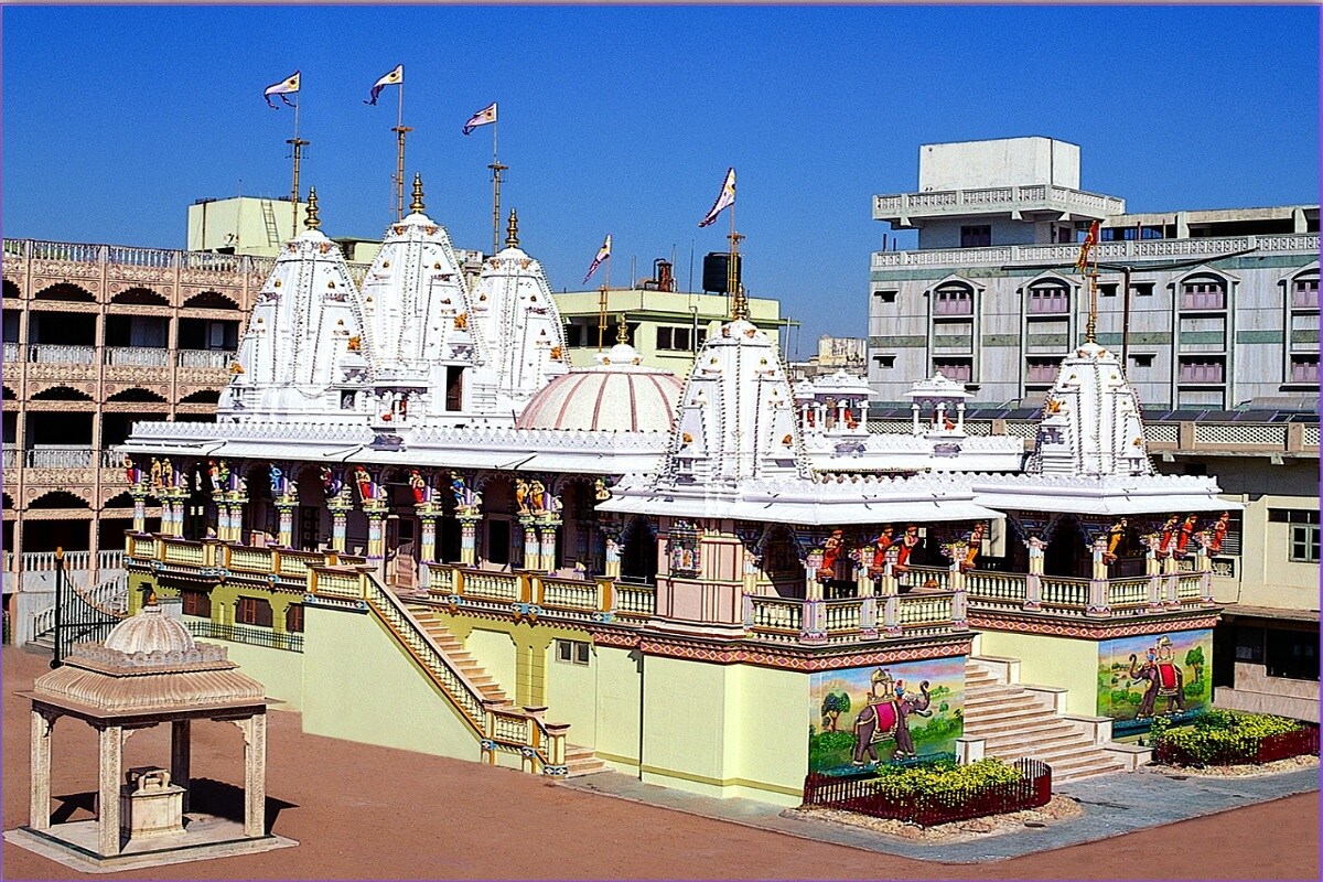 સ્વામીબાપાએ મંત્રોચ્ચાર તથા યથામિલિત દ્રવ્યોપચારથી મહાપૂજા પૂરી કરી હતી. સંવત ૧૯૯૯ શ્રાવણ વદ ૫ ને શુક્રવાર, તારીખ ૨૦-૮-૧૯૪૩ના શુભ દિને મૂર્તિ પ્રતિષ્ઠા થઈ. મૂર્તિ પ્રતિષ્ઠા નિમિત્તે હવે અન્નકૂટ ધરાવવાનો હોય પરંતુ આજે અન્નકૂટ નહોતો, માત્ર હતી ખીચડી! ખીચડીને મુકવા માટે થાળ નહોતો, તેથી પતરાવળામાં ખીચડી મૂકીને મૂર્તિ સમક્ષ નૈવેદ્ય ધર્યું. રૂડી રાંધી મેં રસિયાજી ખાંતે ખીચડી રે... ક્રાન્તદ્રષ્ટા શ્રી મુક્તજીવન સ્વામીબાપાએ આજના દિવસથી કારણ સત્સંગનું કેન્દ્ર સ્થાન શ્રી સ્વામિનારાયણ મંદિર, મણિનગરનું શૂન્યમાંથી વિશાળ સર્જન કર્યું હતું જેને આજકાલ કરતાં ૭૭ વર્ષો પસાર થઈ ગયા. સ્વામીબાપાએ મંત્રોચ્ચાર તથા યથામિલિત દ્રવ્યોપચારથી મહાપૂજા પૂરી કરી હતી. સંવત ૧૯૯૯ શ્રાવણ વદ ૫ ને શુક્રવાર, તારીખ ૨૦-૮-૧૯૪૩ના શુભ દિને મૂર્તિ પ્રતિષ્ઠા થઈ. મૂર્તિ પ્રતિષ્ઠા નિમિત્તે હવે અન્નકૂટ ધરાવવાનો હોય પરંતુ આજે અન્નકૂટ નહોતો, માત્ર હતી ખીચડી! ખીચડીને મુકવા માટે થાળ નહોતો, તેથી પતરાવળામાં ખીચડી મૂકીને મૂર્તિ સમક્ષ નૈવેદ્ય ધર્યું. રૂડી રાંધી મેં રસિયાજી ખાંતે ખીચડી રે... ક્રાન્તદ્રષ્ટા શ્રી મુક્તજીવન સ્વામીબાપાએ આજના દિવસથી કારણ સત્સંગનું કેન્દ્ર સ્થાન શ્રી સ્વામિનારાયણ મંદિર, મણિનગરનું શૂન્યમાંથી વિશાળ સર્જન કર્યું હતું જેને આજકાલ કરતાં ૭૭ વર્ષો પસાર થઈ ગયા.