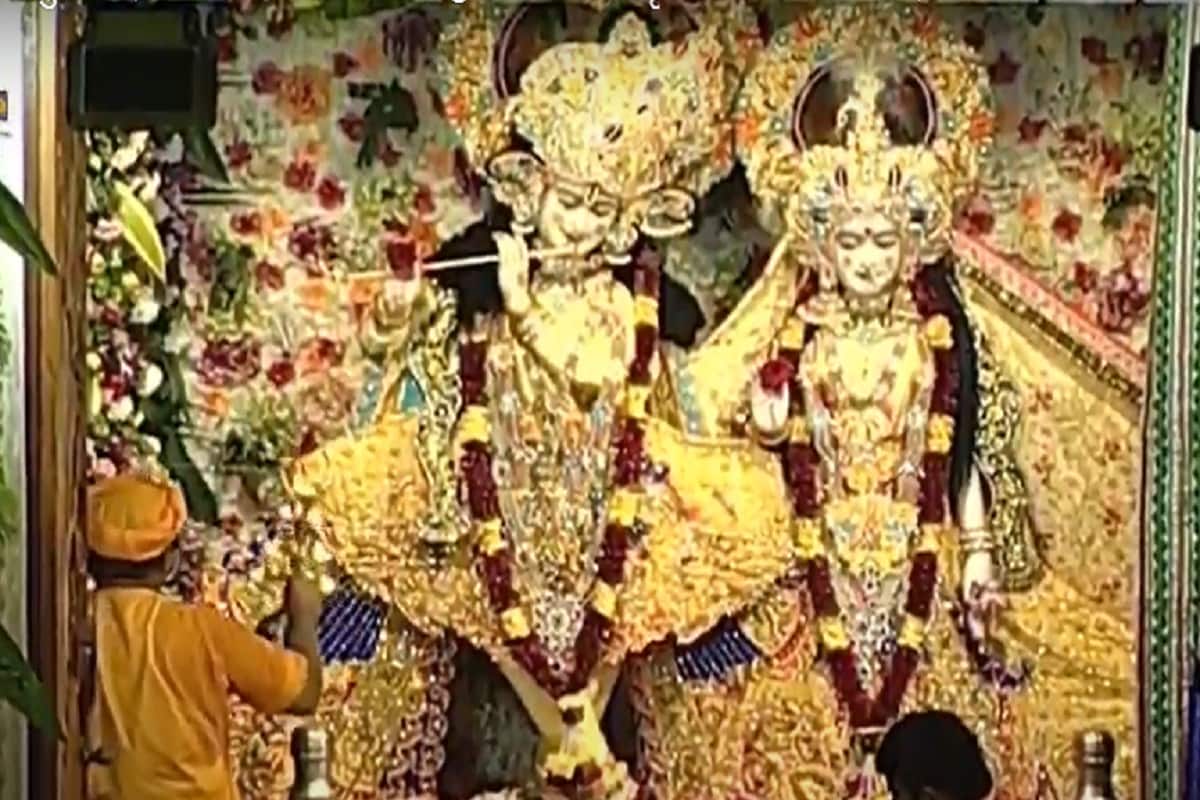 ભગવાન કૃષ્ણના જન્મ સ્થળ મથુરામાં મુખ્ય મંદિરોમાં આ વખત ભીડ ઓછી જોવા મળી હતી. દર વર્ષે આ ઉત્સવમાં લાખો લોકો દર્શન માટે પહોંચતા હોય છે. દરેક મંદિરોમાં દર્શન બંધ હોવા છતા, મથુરામાં કેટલાક શ્રદ્ધાળુઓ મંદિર બહાર પહોંચ્યા હતા. ભગવાન કૃષ્ણના જન્મ સ્થળ મથુરામાં મુખ્ય મંદિરોમાં આ વખત ભીડ ઓછી જોવા મળી હતી. દર વર્ષે આ ઉત્સવમાં લાખો લોકો દર્શન માટે પહોંચતા હોય છે. દરેક મંદિરોમાં દર્શન બંધ હોવા છતા, મથુરામાં કેટલાક શ્રદ્ધાળુઓ મંદિર બહાર પહોંચ્યા હતા.