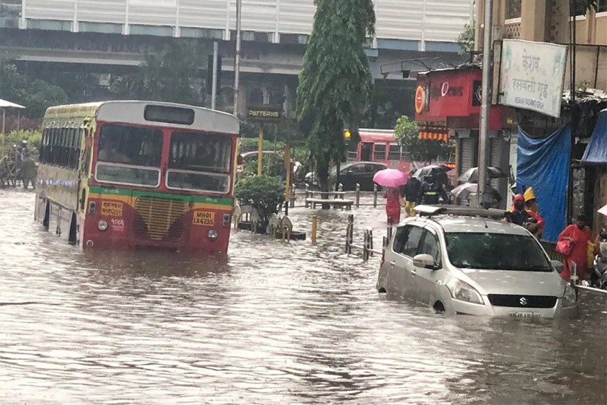 મુંબઈ : મુંબઈ (Mumbai) અને તેની આસપાસના વિસ્તારોમાં ભારે વરસાદ પડી રહ્યો છે. મુંબઈમાં પડેલા ભારે વરસાદને પગલા લોકોએ હાલાકી ભોગવવી પડી રહી છે. બૃહદ મુંબઈ પાલિકા (BMC)ના જણાવ્યા પ્રમાણે છેલ્લા 10 કલાકમાં મુંબઈમાં રેકોર્ડ 230 મીલીમીટર વરસાદ પડ્યો છે. જેનાથી શહેરના મોટાભાગના વિસ્તારો જળમગ્ન (Water Logging) થઈ ગયા છે. રસ્તા પાણીમાં ગરક થઈ ગયા છે. જેનાથી મુંબઈ લોકલ ટ્રેન (Mumbai Local Trains)નું સંચાલન પણ પ્રભાવિત થયું છે. આ વરસાદે લોકોને વર્ષ 2005ના વરસાદની યાદ અપાવી દીધી હતી. આ વરસાદને પગલે થાણે મહાનગર પાલિકા હેઠળ આવતા ઘોડબંદર રોડ પર ઓવાલા હનુમાન મંદિર પાસે એક વ્યક્તિનું કરંટ લાગવાને કારણે મોત થઈ ગયું હતું. મુંબઈ : મુંબઈ (Mumbai) અને તેની આસપાસના વિસ્તારોમાં ભારે વરસાદ પડી રહ્યો છે. મુંબઈમાં પડેલા ભારે વરસાદને પગલા લોકોએ હાલાકી ભોગવવી પડી રહી છે. બૃહદ મુંબઈ પાલિકા (BMC)ના જણાવ્યા પ્રમાણે છેલ્લા 10 કલાકમાં મુંબઈમાં રેકોર્ડ 230 મીલીમીટર વરસાદ પડ્યો છે. જેનાથી શહેરના મોટાભાગના વિસ્તારો જળમગ્ન (Water Logging) થઈ ગયા છે. રસ્તા પાણીમાં ગરક થઈ ગયા છે. જેનાથી મુંબઈ લોકલ ટ્રેન (Mumbai Local Trains)નું સંચાલન પણ પ્રભાવિત થયું છે. આ વરસાદે લોકોને વર્ષ 2005ના વરસાદની યાદ અપાવી દીધી હતી. આ વરસાદને પગલે થાણે મહાનગર પાલિકા હેઠળ આવતા ઘોડબંદર રોડ પર ઓવાલા હનુમાન મંદિર પાસે એક વ્યક્તિનું કરંટ લાગવાને કારણે મોત થઈ ગયું હતું.
