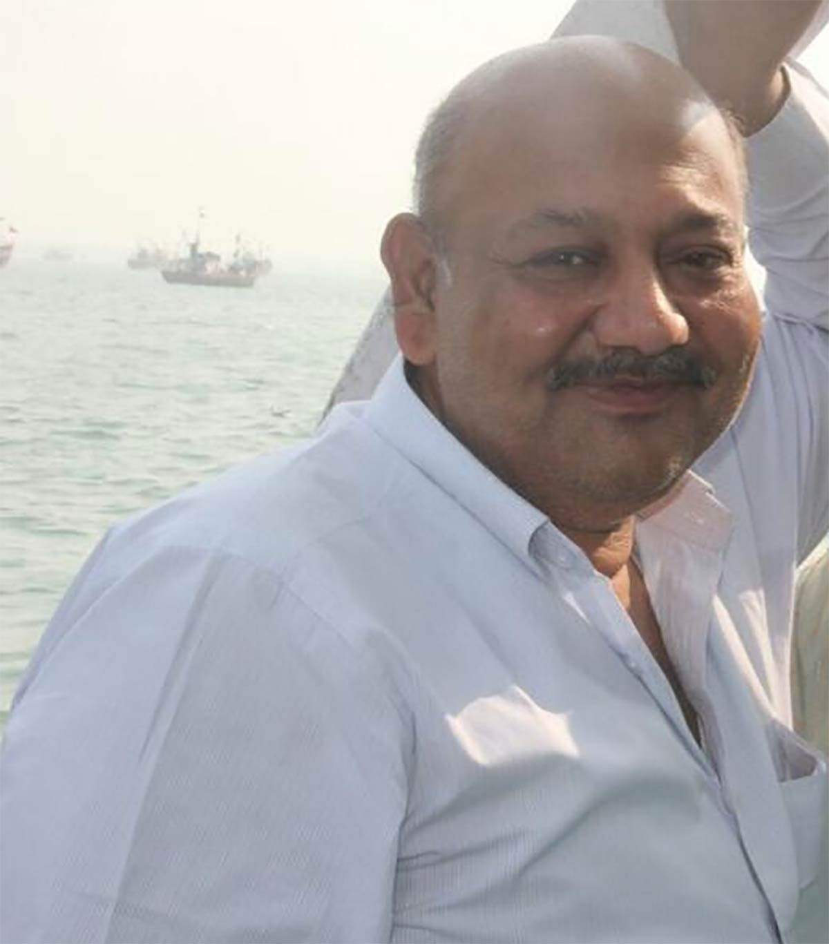 કૉંગ્રેસ ન્યાય માટે લડત આપશે : આ મામલે ગુજરાત પ્રદેશ કૉંગ્રેસ પ્રમુક અમિત ચાવડા તેમજ કૉંગ્રેસના અન્ય નેતા તરફથી નિવેદન આપવામાં આવ્યા હતા. જે પ્રમાણે આ ઘટનામાં કૉંગ્રેસ પરિવારોને ન્યાય અપાવવા માટે લડત લડશે. અમિત ચાવડાએ ફાયર સેફ્ટીનો મુદ્દો પણ ઉઠાવ્યો હતો. બીજી તરફ સરકાર તરફથી આ મામલે તપાસ માટે ત્રણ લોકોની એક કમિટિ બનાવી દેવામાં આવી છે. નાયબ મુખ્યમંત્રીન નીતિન પટેલના કહેવા પ્રમાણે આ ઘટનામાં જે પણ દોષિત હશે તેમની સામે કડક હાથ કામ લેવામાં આવશે. આ મામલે વિજય રૂપાણીએ ત્રણ દિવસમાં રિપોર્ટ સોંપવાનો આદેશ કર્યો છે. (તસવીર : નરેન્દ્ર શાહ - મૃતક) કૉંગ્રેસ ન્યાય માટે લડત આપશે : આ મામલે ગુજરાત પ્રદેશ કૉંગ્રેસ પ્રમુક અમિત ચાવડા તેમજ કૉંગ્રેસના અન્ય નેતા તરફથી નિવેદન આપવામાં આવ્યા હતા. જે પ્રમાણે આ ઘટનામાં કૉંગ્રેસ પરિવારોને ન્યાય અપાવવા માટે લડત લડશે. અમિત ચાવડાએ ફાયર સેફ્ટીનો મુદ્દો પણ ઉઠાવ્યો હતો. બીજી તરફ સરકાર તરફથી આ મામલે તપાસ માટે ત્રણ લોકોની એક કમિટિ બનાવી દેવામાં આવી છે. નાયબ મુખ્યમંત્રીન નીતિન પટેલના કહેવા પ્રમાણે આ ઘટનામાં જે પણ દોષિત હશે તેમની સામે કડક હાથ કામ લેવામાં આવશે. આ મામલે વિજય રૂપાણીએ ત્રણ દિવસમાં રિપોર્ટ સોંપવાનો આદેશ કર્યો છે. (તસવીર : નરેન્દ્ર શાહ - મૃતક)