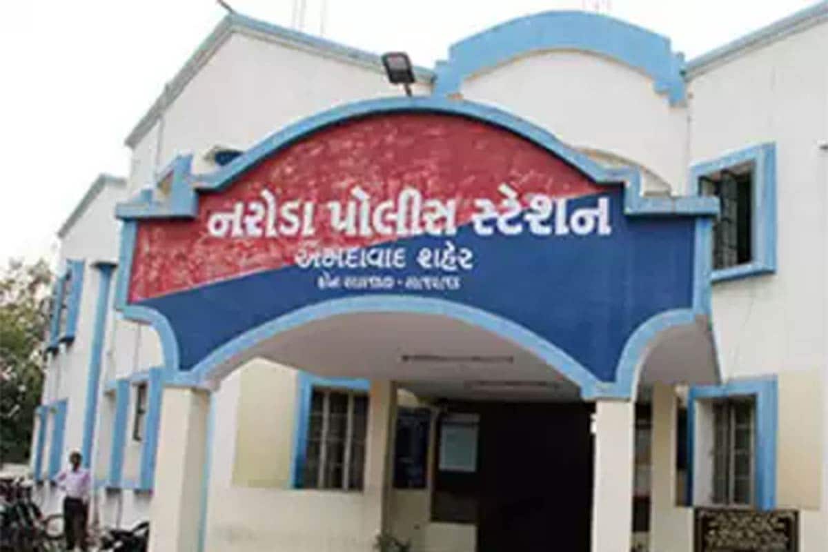બાદમાં એક શખ્સે તેને નવી દુકાનમાં વિધિ કરવાની છે, જેમાં તે કહે તેમ કરવા દુકાનમાલિક ને કહ્યું હતું. બાદમાં 100 રૂપિયાની નોટ આપી તેમાં રમેશભાઈએ પહેરેલા દાગીના મૂકાવ્યા હતા અને તેનું પડીકું વાળી તેમના ગલ્લામાં મૂકાવ્યા હતા. બાદમાં પાંચેક મિનિટ માટે રમેશભાઈ શૌચાલયમાં ગયા હતા અને તેમની પત્ની ત્યાં હાજર હતા. જોકે, રમેશભાઈ આવ્યા ત્યારે તેમની દુકાનમાંથી શખ્સો 1.10 લાખના આ દાગીના લઈને ફરાર થઈ ગયા હતા. બાદમાં પોલીસને જાણ કરતા જ સમગ્ર મામલે હવે નરોડા પોલીસે બે લોકો સામે ગુનો નોંધી તેઓને પકડવા ચક્રો ગતિમાન કર્યા છે. (પ્રતિકાત્મક તસવીર) બાદમાં એક શખ્સે તેને નવી દુકાનમાં વિધિ કરવાની છે, જેમાં તે કહે તેમ કરવા દુકાનમાલિક ને કહ્યું હતું. બાદમાં 100 રૂપિયાની નોટ આપી તેમાં રમેશભાઈએ પહેરેલા દાગીના મૂકાવ્યા હતા અને તેનું પડીકું વાળી તેમના ગલ્લામાં મૂકાવ્યા હતા. બાદમાં પાંચેક મિનિટ માટે રમેશભાઈ શૌચાલયમાં ગયા હતા અને તેમની પત્ની ત્યાં હાજર હતા. જોકે, રમેશભાઈ આવ્યા ત્યારે તેમની દુકાનમાંથી શખ્સો 1.10 લાખના આ દાગીના લઈને ફરાર થઈ ગયા હતા. બાદમાં પોલીસને જાણ કરતા જ સમગ્ર મામલે હવે નરોડા પોલીસે બે લોકો સામે ગુનો નોંધી તેઓને પકડવા ચક્રો ગતિમાન કર્યા છે. (પ્રતિકાત્મક તસવીર)