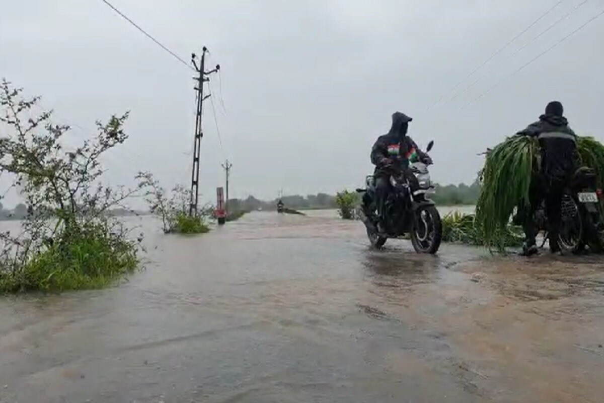 અંબિકા નદીની જળ સપાટીમાં વધારો થતા ગણદેવીનું ઘોલ ગામ, દેવધાનું વજીફા ફળિયું સંપર્ક વિહોણું થઈ ગયું છે. અંબિકા નદી ઘોલ ગામ સહિત સહિત ગામના મુખ્ય રસ્તા પરથી વહેવા માંડી છે. નવસારી જીલ્લામાં અનરાધાર વરસાદે જીલ્લાના લોકોના હાલ બેહાલ કર્યા છે. અંબિકા નદીની જળ સપાટીમાં વધારો થતા ગણદેવીનું ઘોલ ગામ, દેવધાનું વજીફા ફળિયું સંપર્ક વિહોણું થઈ ગયું છે. અંબિકા નદી ઘોલ ગામ સહિત સહિત ગામના મુખ્ય રસ્તા પરથી વહેવા માંડી છે. નવસારી જીલ્લામાં અનરાધાર વરસાદે જીલ્લાના લોકોના હાલ બેહાલ કર્યા છે.