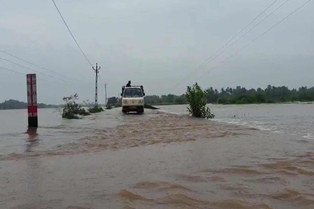 નવસારીઃ દક્ષિણ ગુજરાત (south Gujarat) સહિત નવસારીમાં વરસાદની આગાહી (Rainfall forecast) વચ્ચે જીલ્લામાં અનરાધાર વરસાદ વરસી (heavy rain) રહ્યો છે. ત્યારે છેલ્લા બે દિવસથી જીલ્લામાં સાર્વત્રિક મેઘ મહેર ચાલું છે. નવસારી તેમજ ઉપરવાસમાં વરસાદના કારણે જિલ્લાની પૂર્ણા, અંબિકા કાવેરી નદી બંને કાંઠે વહી રહી છે. નવસારીઃ દક્ષિણ ગુજરાત (south Gujarat) સહિત નવસારીમાં વરસાદની આગાહી (Rainfall forecast) વચ્ચે જીલ્લામાં અનરાધાર વરસાદ વરસી (heavy rain) રહ્યો છે. ત્યારે છેલ્લા બે દિવસથી જીલ્લામાં સાર્વત્રિક મેઘ મહેર ચાલું છે. નવસારી તેમજ ઉપરવાસમાં વરસાદના કારણે જિલ્લાની પૂર્ણા, અંબિકા કાવેરી નદી બંને કાંઠે વહી રહી છે.