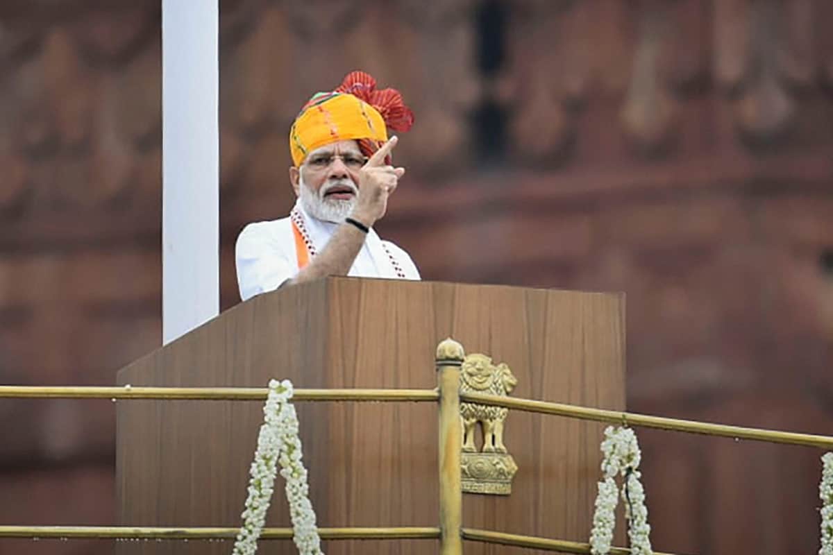 ત્યારબાદ વડાપ્રધાનને ગાર્ડ ઓફ ઓનર આપવામાં આવશે. ત્યારબાદ રક્ષા સચિવ GOC દિલ્હી એરિયાથી વડાપ્રધાનનો પરિચય કરાવશે અને પછી 7:30 વાગ્યે વડાપ્રધાન ધ્વજારોહણ કરશે. પછી સુરક્ષા દળોના જવાનો તેમને રાષ્ટ્રીય સલામી આપશે. આર્મીનું બેન્ડ રાષ્ટ્રગીતની ધૂન વગાડશે અને વડાપ્રધાનને 21 તોપોની સલામી આપવામાં આવશે. (ફાઇલ તસવીર) ત્યારબાદ વડાપ્રધાનને ગાર્ડ ઓફ ઓનર આપવામાં આવશે. ત્યારબાદ રક્ષા સચિવ GOC દિલ્હી એરિયાથી વડાપ્રધાનનો પરિચય કરાવશે અને પછી 7:30 વાગ્યે વડાપ્રધાન ધ્વજારોહણ કરશે. પછી સુરક્ષા દળોના જવાનો તેમને રાષ્ટ્રીય સલામી આપશે. આર્મીનું બેન્ડ રાષ્ટ્રગીતની ધૂન વગાડશે અને વડાપ્રધાનને 21 તોપોની સલામી આપવામાં આવશે. (ફાઇલ તસવીર)