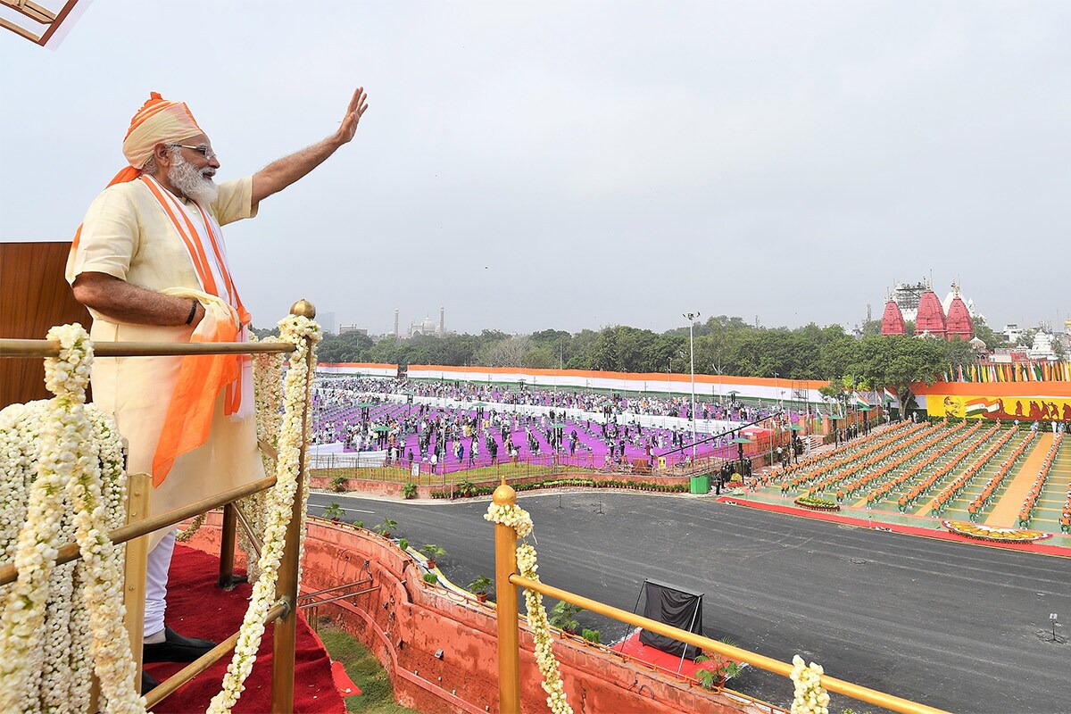 Independence Day 2020: વડાપ્રધાન મોદીએ 74માં સ્વતંત્રતા દિવસ (74th Independence Day) પર લાલ કિલ્લા પરથી દેશને સંબોધન કરતા ચીન (China) અને પાકિસ્તાન (Pakistan)ના વિસ્તારવાદ અને આતંકવાદ પર જોરદાર પ્રહાર કર્યો હતો. વડાપ્રધાન મોદીએ બંને પાડોશી દેશનું નામ લીધા વગર કહ્યુ કે આતંકવાદ (પાકિસ્તાન) અને વિસ્તારવાદ (ચીન) સમક્ષ ભારત ડટીને મુકાબલો કરી રહ્યું છે. ભારતીય સૈનિકો તમામ મોરચા પર દુશ્મનોનો મુકાબલો કરી રહ્યા છે. પીએમ મોદીએ કહ્યુ કે આપણા જવાનો શું કરી શકે છે તે દુનિયાએ લદાખમાં બનેલી ઘટનામાં જોઈ લીધું છે. પીએમ મોદીએ કહ્યુ કે જેમણે પડકાર ફેંક્યો તેમને તેમની જ ભાષામાં જવાબ આપવામાં આવ્યો છે. Independence Day 2020: વડાપ્રધાન મોદીએ 74માં સ્વતંત્રતા દિવસ (74th Independence Day) પર લાલ કિલ્લા પરથી દેશને સંબોધન કરતા ચીન (China) અને પાકિસ્તાન (Pakistan)ના વિસ્તારવાદ અને આતંકવાદ પર જોરદાર પ્રહાર કર્યો હતો. વડાપ્રધાન મોદીએ બંને પાડોશી દેશનું નામ લીધા વગર કહ્યુ કે આતંકવાદ (પાકિસ્તાન) અને વિસ્તારવાદ (ચીન) સમક્ષ ભારત ડટીને મુકાબલો કરી રહ્યું છે. ભારતીય સૈનિકો તમામ મોરચા પર દુશ્મનોનો મુકાબલો કરી રહ્યા છે. પીએમ મોદીએ કહ્યુ કે આપણા જવાનો શું કરી શકે છે તે દુનિયાએ લદાખમાં બનેલી ઘટનામાં જોઈ લીધું છે. પીએમ મોદીએ કહ્યુ કે જેમણે પડકાર ફેંક્યો તેમને તેમની જ ભાષામાં જવાબ આપવામાં આવ્યો છે.