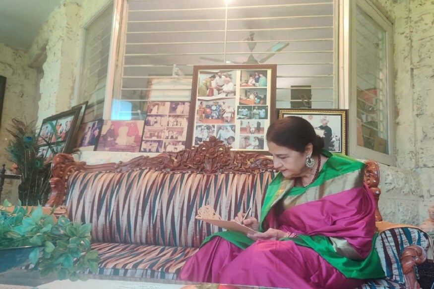 એક સમયે તો વડાપ્રધાન નરેન્દ્ર મોદીએ હસતાં હસતાં કહ્યું કે કમર તું તો ટીવી પર આવે છે. મારી -બહેન સ્ટાર બની ગઈ..વડાપ્રધાનની આ બહેન આજે પણ માને છે કે વડાપ્રધાનનાં સ્વભાવમાં કોઈ જ ફેર નથી આવ્યો. પહેલાં જેટલાં શાંત અને સૌમ્ય અને વિચારશીલ હતા આજે પણ તેમનામાં આ ગુણો જોવા મળે છે. આ જ વાત તેમને બધાથી અલગ કરે છે. એક સમયે તો વડાપ્રધાન નરેન્દ્ર મોદીએ હસતાં હસતાં કહ્યું કે કમર તું તો ટીવી પર આવે છે. મારી -બહેન સ્ટાર બની ગઈ..વડાપ્રધાનની આ બહેન આજે પણ માને છે કે વડાપ્રધાનનાં સ્વભાવમાં કોઈ જ ફેર નથી આવ્યો. પહેલાં જેટલાં શાંત અને સૌમ્ય અને વિચારશીલ હતા આજે પણ તેમનામાં આ ગુણો જોવા મળે છે. આ જ વાત તેમને બધાથી અલગ કરે છે.