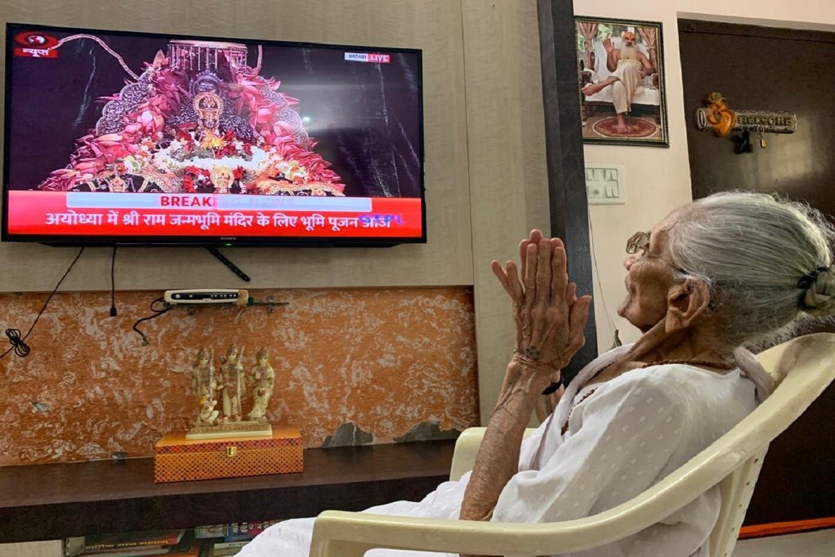 ગાંધીનગર : અયોધ્યા ખાતે યોજાયેલ આજનો દિવસ ઇતિહાસના પાના પર સ્વર્ણ અક્ષરે લખાઇ ગયો છે. પ્રધાનમંત્રીએ રામ જન્મભૂમિ મંદિરનો શિલાન્યાસ કર્યો હતો. અયોધ્યા ખાતે યોજાયેલ રામમંદિર ભૂમિપૂજન અને શિલાન્યાસના કાર્યક્રમને પ્રધાનમંત્રી નરેન્દ્ર મોદીના માતા હીરાબાએ પણ લાઈવ નિહાળ્યો હતો. ગાંધીનગર : અયોધ્યા ખાતે યોજાયેલ આજનો દિવસ ઇતિહાસના પાના પર સ્વર્ણ અક્ષરે લખાઇ ગયો છે. પ્રધાનમંત્રીએ રામ જન્મભૂમિ મંદિરનો શિલાન્યાસ કર્યો હતો. અયોધ્યા ખાતે યોજાયેલ રામમંદિર ભૂમિપૂજન અને શિલાન્યાસના કાર્યક્રમને પ્રધાનમંત્રી નરેન્દ્ર મોદીના માતા હીરાબાએ પણ લાઈવ નિહાળ્યો હતો.