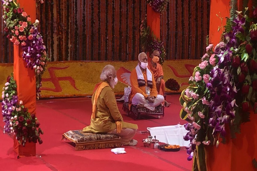 પીએમ મોદીએ (PM Modi) આજે રામ મંદિરનું ભૂમિ પૂજન (Ram Temple Bhumi Pujan) કરતીને આધારશિલા રાખી હતી. આ સાથે જ રામ મંદિર નિર્માણ (Ram Temple Construction Work)નું કામ શરૂ થઈ ગયું છે. આ મંદિરના ભૂમિ પૂજનનો સંકલ્પ કરાવનાર પુરોહિતે વડાપ્રધાન મોદી પાસેથી સંકલ્પના બદલામાં દક્ષિણામાં એક ખાસ ચીજ માંગ હતી. પીએમ મોદીએ (PM Modi) આજે રામ મંદિરનું ભૂમિ પૂજન (Ram Temple Bhumi Pujan) કરતીને આધારશિલા રાખી હતી. આ સાથે જ રામ મંદિર નિર્માણ (Ram Temple Construction Work)નું કામ શરૂ થઈ ગયું છે. આ મંદિરના ભૂમિ પૂજનનો સંકલ્પ કરાવનાર પુરોહિતે વડાપ્રધાન મોદી પાસેથી સંકલ્પના બદલામાં દક્ષિણામાં એક ખાસ ચીજ માંગ હતી.