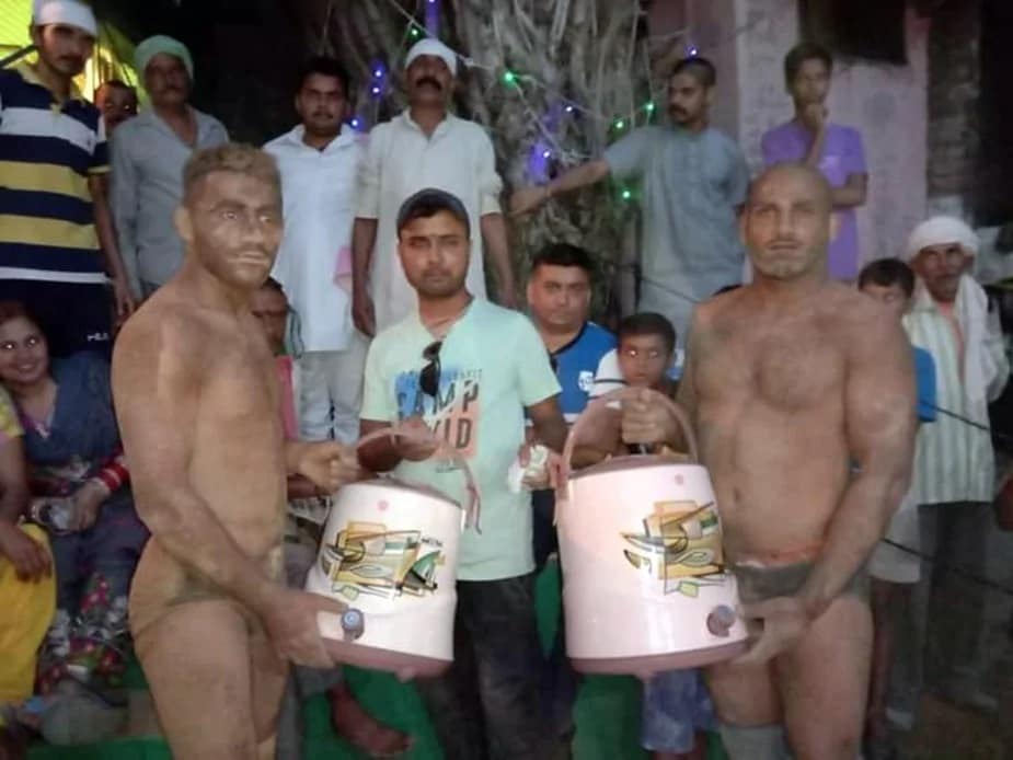 જે કઈ પણ જમા પૂંજી હતી, તે લોકડાઉનના સમયમાં પોતાના પરિવારનું ભરણપોષણ કરવા માટે વાપરી, જે હવે ખતમ થઈ ગઈ જેને કારણે મજબૂરીમાં એક પહેલવાને કુલીનું કામ શરૂ કરવું પડ્યું છે. જે કઈ પણ જમા પૂંજી હતી, તે લોકડાઉનના સમયમાં પોતાના પરિવારનું ભરણપોષણ કરવા માટે વાપરી, જે હવે ખતમ થઈ ગઈ જેને કારણે મજબૂરીમાં એક પહેલવાને કુલીનું કામ શરૂ કરવું પડ્યું છે.