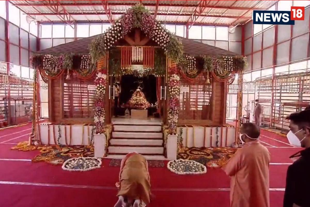 વડાપ્રધાન બન્યા બાદ ઇન્દિરા ગાંધી 1966માં અયોધ્યા આવ્યા હતા. તેમણે અયોધ્યાના ઘાટ પર બનેલ સરયૂ પુલનું લોકાર્પણ કર્યું હતું. આ કાર્યક્રમ બાદ તેઓ પરત દિલ્હી ચાલ્યા ગયા હતા. તેમણે રામલલાના દર્શન કર્યા ન હતા. બીજી વખત તેઓ 1979માં અયોધ્યા પહોંચ્યા હતા. આ વખતે તેમણે હનુમાનગઢી પહોંચીને દર્શન કર્યા હતા. જે બાદમાં પણ એક વખત ઇન્દિરા ગાંધી અયોધ્યા પહોંચ્યા હતા પરંતુ તેમણે રામલલાના દર્શન કર્યા ન હતા. વડાપ્રધાન બન્યા બાદ ઇન્દિરા ગાંધી 1966માં અયોધ્યા આવ્યા હતા. તેમણે અયોધ્યાના ઘાટ પર બનેલ સરયૂ પુલનું લોકાર્પણ કર્યું હતું. આ કાર્યક્રમ બાદ તેઓ પરત દિલ્હી ચાલ્યા ગયા હતા. તેમણે રામલલાના દર્શન કર્યા ન હતા. બીજી વખત તેઓ 1979માં અયોધ્યા પહોંચ્યા હતા. આ વખતે તેમણે હનુમાનગઢી પહોંચીને દર્શન કર્યા હતા. જે બાદમાં પણ એક વખત ઇન્દિરા ગાંધી અયોધ્યા પહોંચ્યા હતા પરંતુ તેમણે રામલલાના દર્શન કર્યા ન હતા.