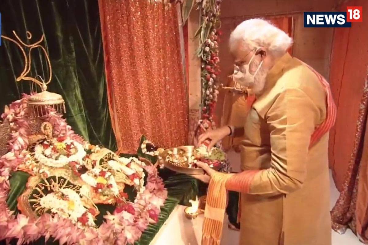 રાજીવ ગાંધીએ વડાપ્રધાન પદ પર રહીને એક વખત અયોધ્યાનો પ્રવાસ કર્યો હતો. રાજીવ ગાંધીએ વડાપ્રધાન રહેતા 1986માં બાબરી મસ્જિદનું તાળું ખોલાવ્યું હતું અને 1989માં રામ મંદિરનો શિલાન્યાસ કરાવ્યો હતો. 1984માં રાજીવ ગાંધીએ અયોધ્યામાં ચૂંટણી જનસભા સંબોધી હતી. જે બાદમાં તેમણે 1989માં અયોધ્યાથી પોતાના ચૂંટણી અભિયાનની શરૂઆત કરી હતી. અયોધ્યાના પ્રવાસ દરમિયાન રાજીવ ગાંધીએ ક્યારેય રામલલાના દર્શન કર્યા ન હતા. જે બાદમાં વર્ષ 2016 અને 2019માં રાહુલ ગાંધી અને પ્રિયંકા ગાંધી વાડ્રા અયોધ્યા પહોંચ્યા હતા. બંનેએ હનુમાનગઢીના દર્શન કર્યા હતા. રાજીવ ગાંધીએ વડાપ્રધાન પદ પર રહીને એક વખત અયોધ્યાનો પ્રવાસ કર્યો હતો. રાજીવ ગાંધીએ વડાપ્રધાન રહેતા 1986માં બાબરી મસ્જિદનું તાળું ખોલાવ્યું હતું અને 1989માં રામ મંદિરનો શિલાન્યાસ કરાવ્યો હતો. 1984માં રાજીવ ગાંધીએ અયોધ્યામાં ચૂંટણી જનસભા સંબોધી હતી. જે બાદમાં તેમણે 1989માં અયોધ્યાથી પોતાના ચૂંટણી અભિયાનની શરૂઆત કરી હતી. અયોધ્યાના પ્રવાસ દરમિયાન રાજીવ ગાંધીએ ક્યારેય રામલલાના દર્શન કર્યા ન હતા. જે બાદમાં વર્ષ 2016 અને 2019માં રાહુલ ગાંધી અને પ્રિયંકા ગાંધી વાડ્રા અયોધ્યા પહોંચ્યા હતા. બંનેએ હનુમાનગઢીના દર્શન કર્યા હતા.