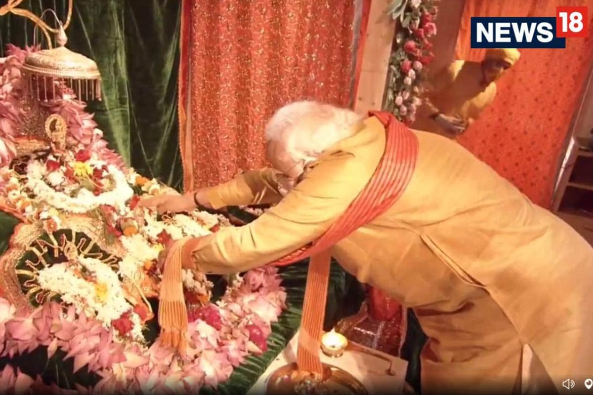 બીજેપીના પ્રથમ વડાપ્રધાન અટલ બિહારી વાજપાયી અનેક વખત અયોધ્યા આવ્યા પરંતુ તેમણે ક્યારેક રામલલાના દર્શન કર્યા ન હતા. વડાપ્રધાન પદ પર રહેતા તેઓ બે વખત અયોધ્યા આવ્યા હતા. 2003ના વર્ષમાં મંદિર આંદોલનનો મુખ્ય ચહેરો એવા રામચંદ્રદાસ પરમહંસનું નિધન થયું હતું ત્યારે તેઓ અયોધ્યા આવ્યા હતા. સરયૂના તટ પર તેમણે પરમહંસને શ્રદ્ધાંજલિ અર્પણ કરી હતી. આ સમયે તેમણે કહ્યું હતું કે તેમનું સપનું જરૂર પૂરું થશે. બીજેપીના પ્રથમ વડાપ્રધાન અટલ બિહારી વાજપાયી અનેક વખત અયોધ્યા આવ્યા પરંતુ તેમણે ક્યારેક રામલલાના દર્શન કર્યા ન હતા. વડાપ્રધાન પદ પર રહેતા તેઓ બે વખત અયોધ્યા આવ્યા હતા. 2003ના વર્ષમાં મંદિર આંદોલનનો મુખ્ય ચહેરો એવા રામચંદ્રદાસ પરમહંસનું નિધન થયું હતું ત્યારે તેઓ અયોધ્યા આવ્યા હતા. સરયૂના તટ પર તેમણે પરમહંસને શ્રદ્ધાંજલિ અર્પણ કરી હતી. આ સમયે તેમણે કહ્યું હતું કે તેમનું સપનું જરૂર પૂરું થશે.