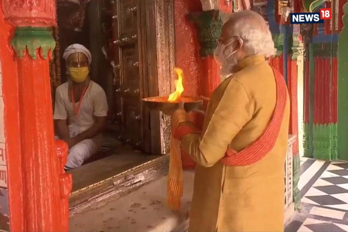 બુધવારે વડાપ્રધાન મોદી દિલ્હીથી અયોધ્યા પહોંચ્યા હતા. અહીંથી તેઓ પહેલા હનુમાનગઢી મંદિર પહોચ્યા હતા. અહીં તેમણે પૂજા કરી હતી. જે બાદમાં તેઓ રામ જન્મભૂમિ પહોંચ્યા હતા અને રામલલાના દર્શન કર્યા હતા. પીએમ મોદી આ પહેલા બે વખત અયોધ્યા આવી ચુક્યા છે. પ્રથમ વખત પીએમ મોદી 1992માં અયોધ્યા આવ્યા હતા. જે બાદમાં 2019માં લોકસભાની ચૂંટણીમાં વડાપ્રધાન રહેતા તેઓ અયોધ્યા જિલ્લામાં આવ્યા હતા અને ચૂંટણી સભાને સંબોધી હતી. જોકે, તેમણે રામલલાના દર્શન કર્યા ન હતા. બુધવારે વડાપ્રધાન મોદી દિલ્હીથી અયોધ્યા પહોંચ્યા હતા. અહીંથી તેઓ પહેલા હનુમાનગઢી મંદિર પહોચ્યા હતા. અહીં તેમણે પૂજા કરી હતી. જે બાદમાં તેઓ રામ જન્મભૂમિ પહોંચ્યા હતા અને રામલલાના દર્શન કર્યા હતા. પીએમ મોદી આ પહેલા બે વખત અયોધ્યા આવી ચુક્યા છે. પ્રથમ વખત પીએમ મોદી 1992માં અયોધ્યા આવ્યા હતા. જે બાદમાં 2019માં લોકસભાની ચૂંટણીમાં વડાપ્રધાન રહેતા તેઓ અયોધ્યા જિલ્લામાં આવ્યા હતા અને ચૂંટણી સભાને સંબોધી હતી. જોકે, તેમણે રામલલાના દર્શન કર્યા ન હતા.