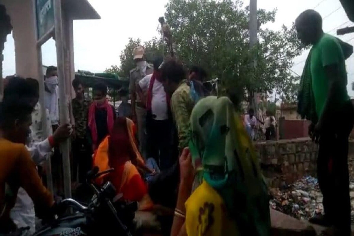 બીમાર મહિલા અંધવિશ્વાસમાં પડીને ડોક્ટર પાસે જવાના બદલે પોતાના પતિ સાથે એ તાંત્રિક પાસે પહોંચી ગઈ હતી. તાંત્રિકે દાવો કર્યો કે મહિલાના શરીરમાં ભૂત-પ્રેતનો સાયો છે અને તેની સારવાર કરવાનું શરૂ કરી દીધું હતું. બીમાર મહિલા અંધવિશ્વાસમાં પડીને ડોક્ટર પાસે જવાના બદલે પોતાના પતિ સાથે એ તાંત્રિક પાસે પહોંચી ગઈ હતી. તાંત્રિકે દાવો કર્યો કે મહિલાના શરીરમાં ભૂત-પ્રેતનો સાયો છે અને તેની સારવાર કરવાનું શરૂ કરી દીધું હતું.